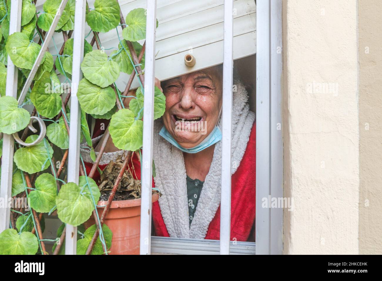 3. Februar 2022: 3. Februar 2022 (Malaga) Abanico Solidario stoppt Räumung in Santa Julia Francisco Ãlvarez, Gründer des Vereins Abanico Solidario, hat eine Vereinbarung mit dem Anwalt des Eigentümers getroffen und die Räumung eines Mieters in der Nachbarschaft von Santa Julia (Cruz del Humilladero) gestoppt. Santi, eine 59-jährige Frau, öffnet die Tür zu ihrem Haus im Viertel Santa Julia (Cruz del Humilladero). Heute gibt es eine Mitteilung, sie wegen nicht-Zahlung der Miete zu vertreiben. 'Komm und sieh es dir an. Ich habe einen Beutel voller Rattenkot, nachts höre ich sie hinter der Wand nagen und da' Stockfoto