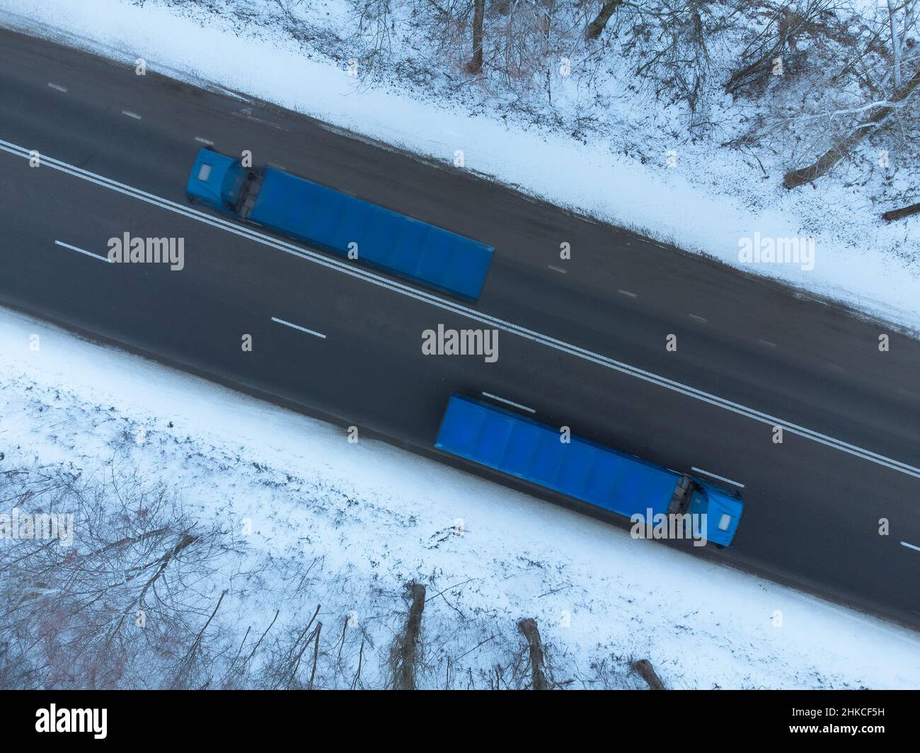 Zwei LKWs im Winter unterwegs, Draufsicht Stockfoto
