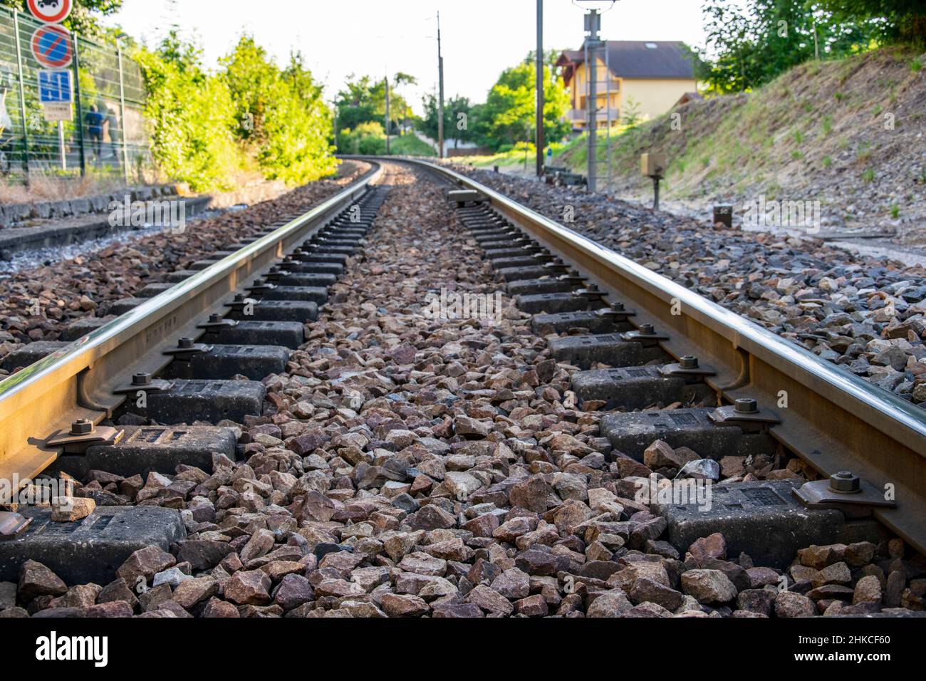 Lange Bahnperspektive in Bodennähe Stockfoto