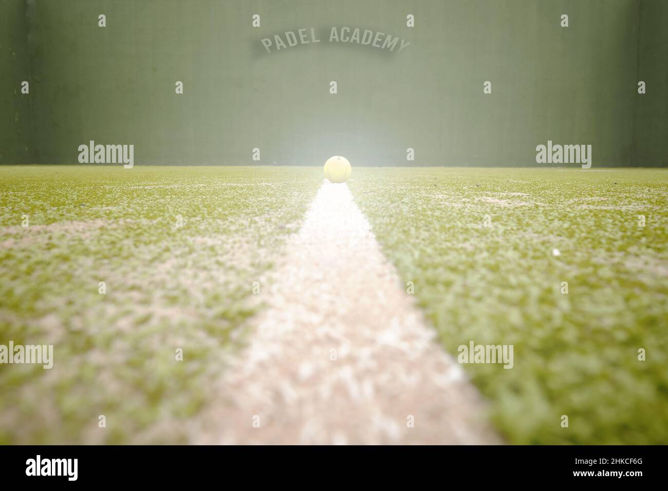 Padel Akademie mit Bahn und Zentralball Stockfoto