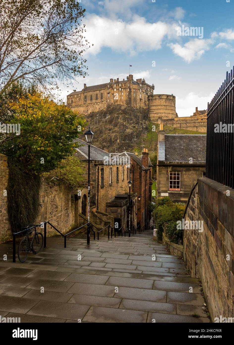Die schöne Aussicht auf das Edinburgh Castle von der Vennel Street Staircase Stockfoto