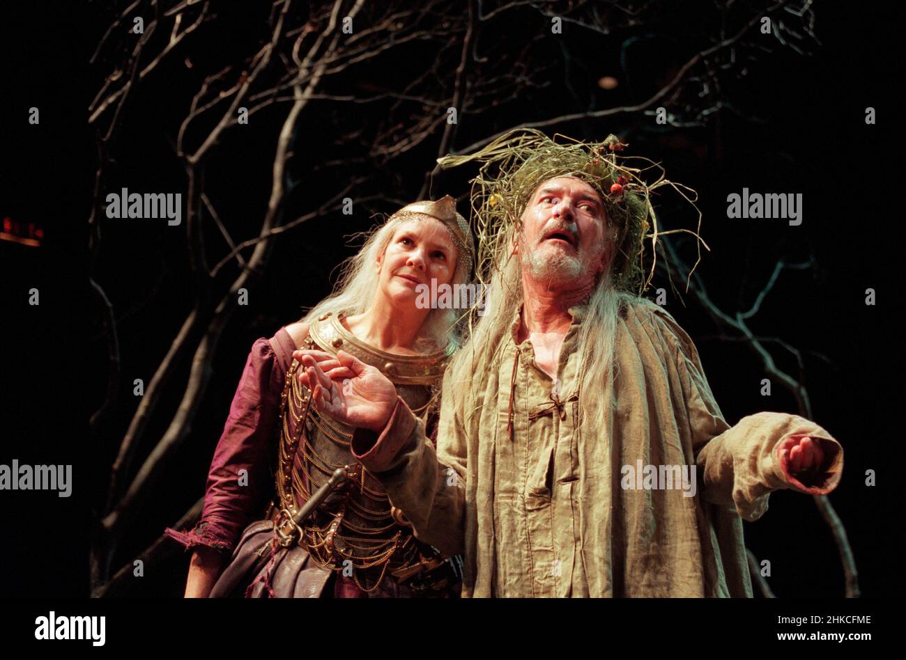 Frances Tomelty (Maeve), Gawn Grainger (King Sweney) in MUTABILITIE von Frank McGuinness im Cottesloe Theatre, National Theatre (NT), London SE1 20/11/1997 Design: Monica Frawley Beleuchtung: Andrew Bridge Bewegung: Jane Gibson Regie: Trevor Nunn Stockfoto