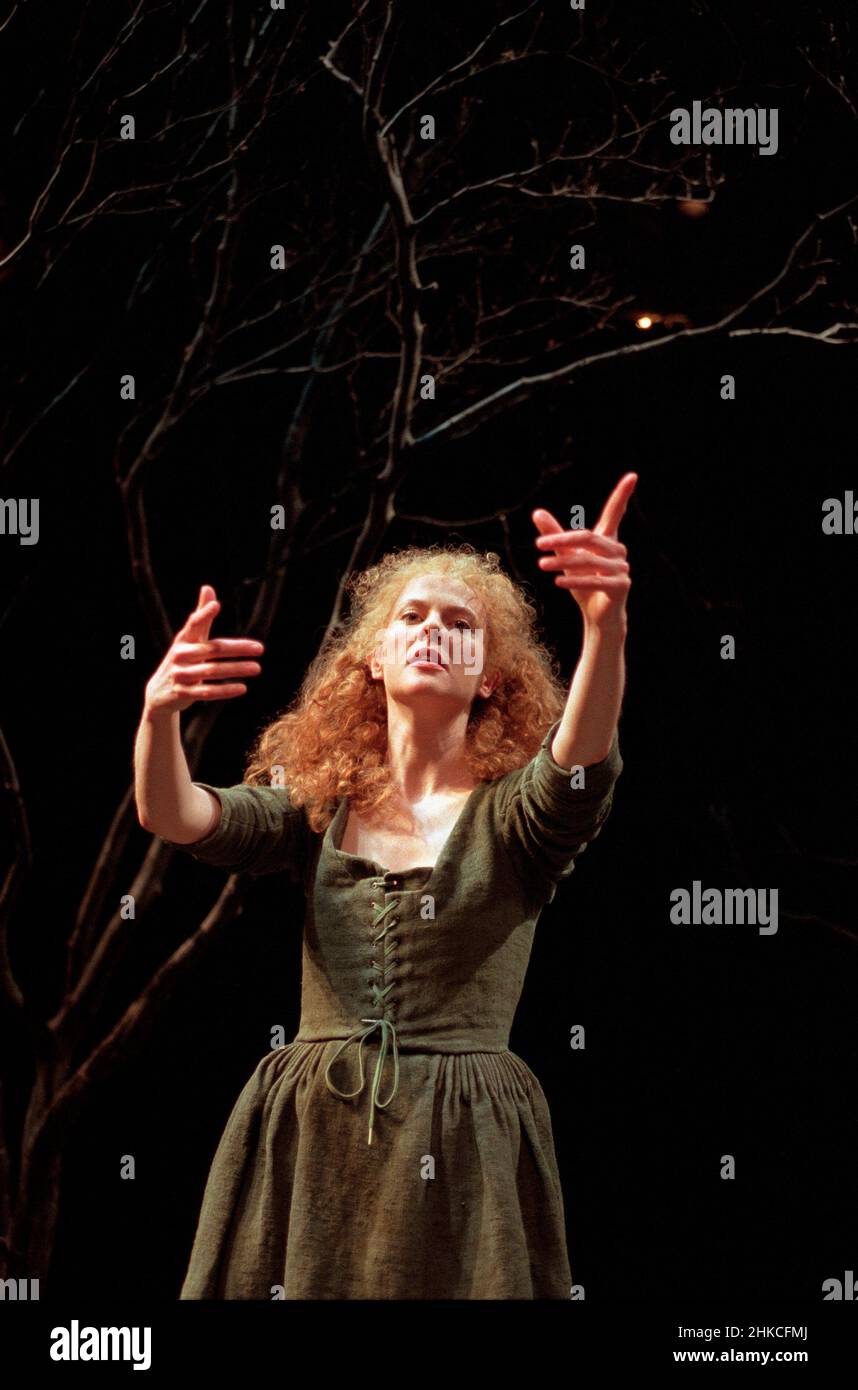 Aisling O’Sullivan (The File) in MUTABILITIE von Frank McGuinness im Cottesloe Theater, National Theatre (NT), London SE1 20/11/1997 Design: Monica Frawley Beleuchtung: Andrew Bridge Bewegung: Jane Gibson Regie: Trevor Nunn Stockfoto