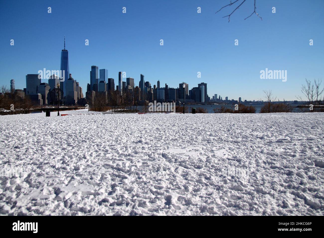 Downtown Manhattan mit Winterschnee auf dem Boden, aufgenommen vom Liberty State Park in Jersey City Stockfoto