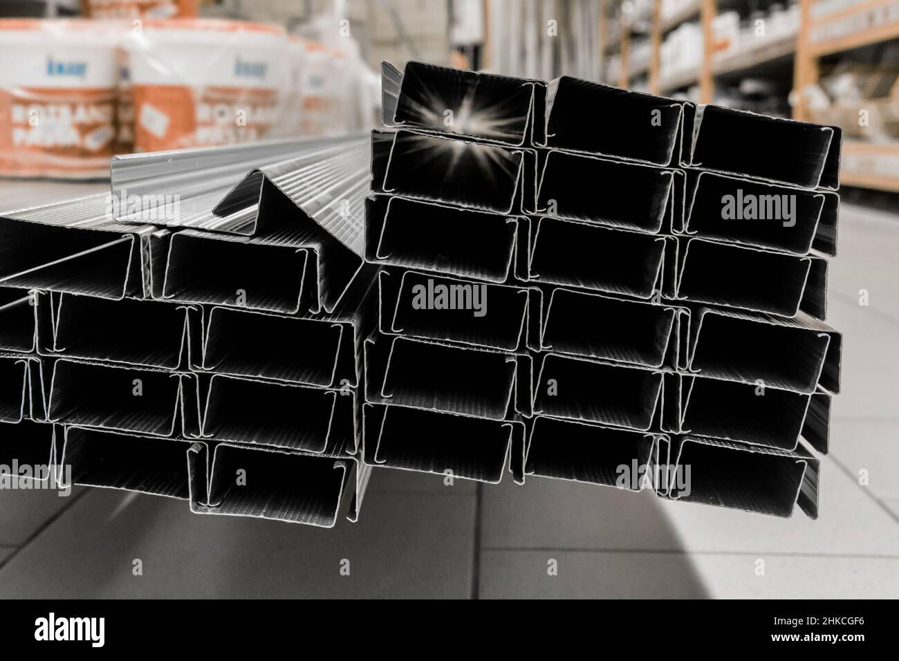 Eine Reihe von Stahlrohren Installation Pipeline Gebäude Metall Baumaterial. Stockfoto