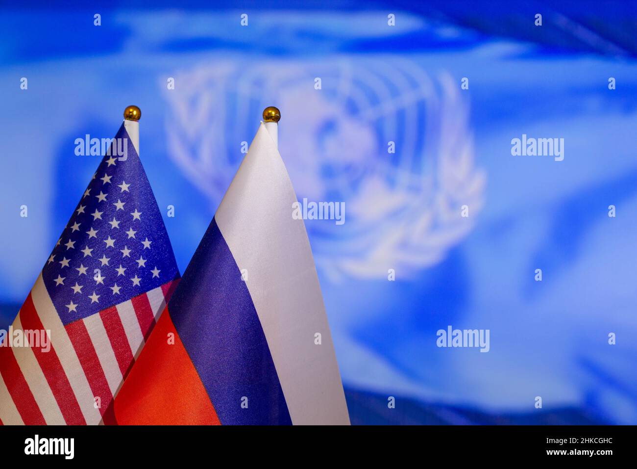 Die US-Flagge und die russische Flagge auf dem Hintergrund der UN. Flagge der USA, Flagge Russlands. Die Vereinigten Staaten von Amerika und die Russische Föderation Stockfoto