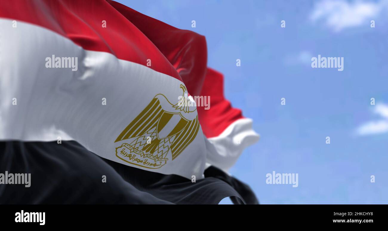 Detail der Nationalflagge Ägyptens, die an einem klaren Tag im Wind winkt. Demokratie und Politik. Patriotismus. Nordöstliches afrikanisches Land . Selektiv f Stockfoto