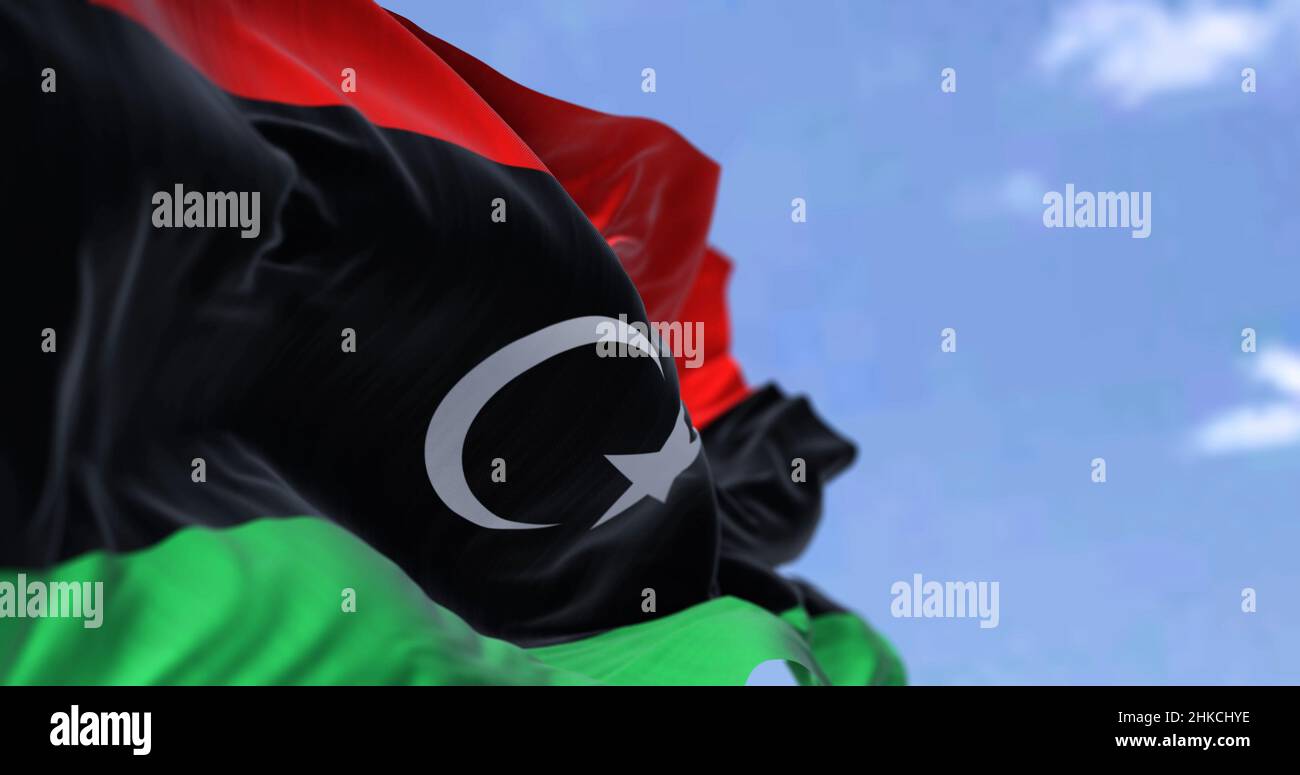 Detail der Nationalflagge Libyens, die an einem klaren Tag im Wind winkt. Patriotismus. nordafrikanisches Land. Selektiver Fokus. Stockfoto