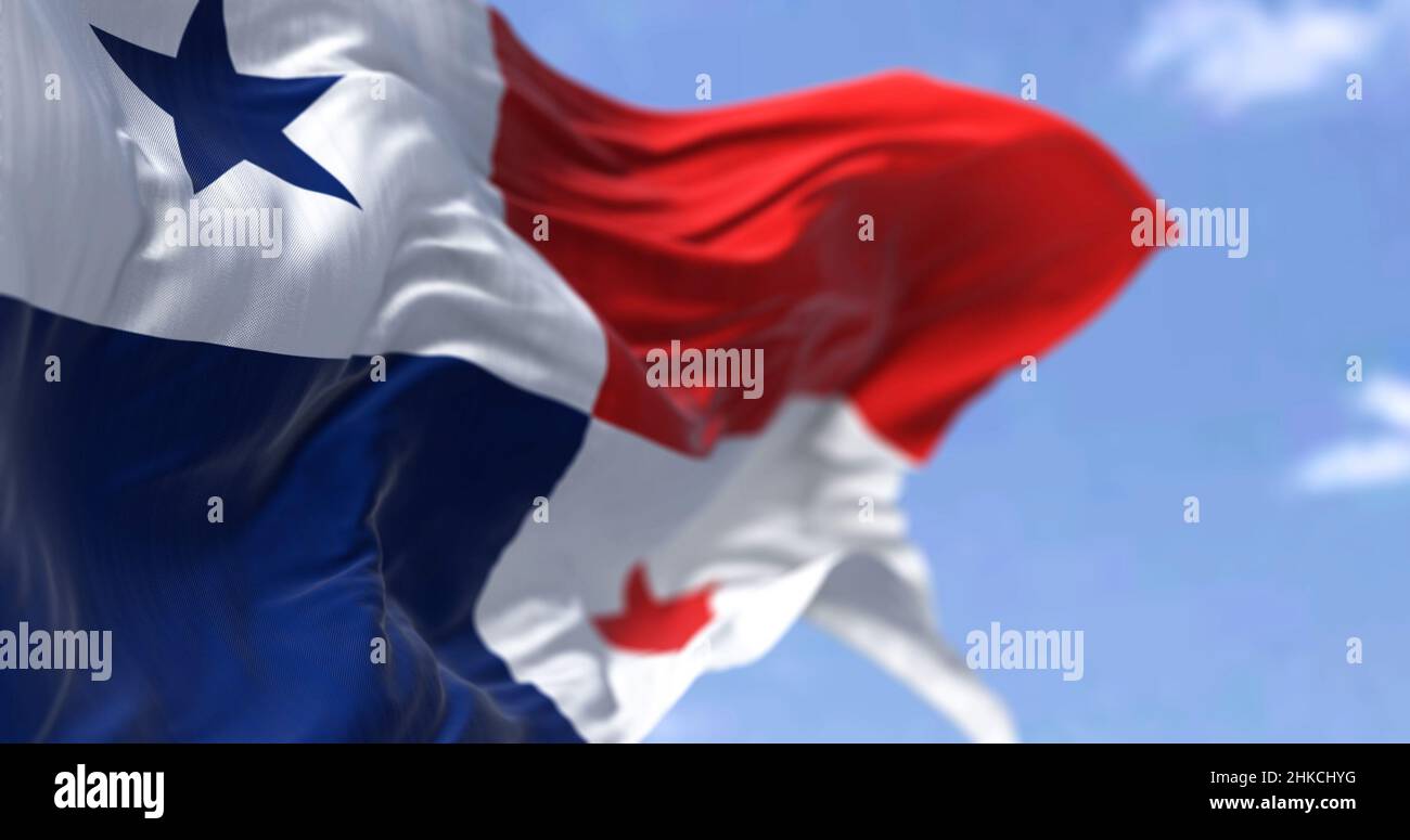 Detail der Nationalflagge Panamas, die an einem klaren Tag im Wind winkt. Demokratie und Politik. Patriotismus. Transkontinentales Land in Zentralamerika Stockfoto
