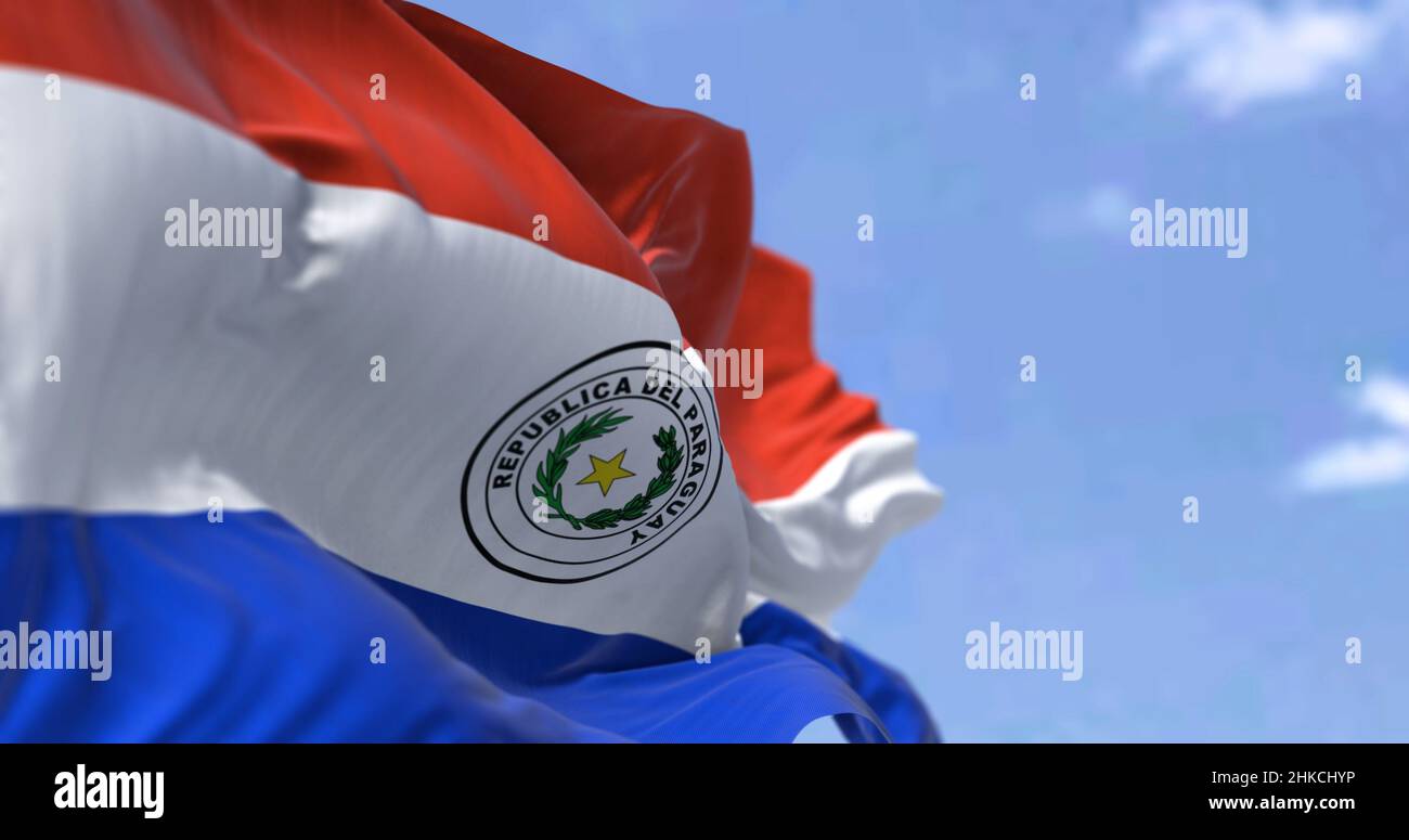 Detail der Nationalflagge Paraguays, die an einem klaren Tag im Wind winkt. Demokratie und Politik. Patriotismus. südamerikanisches Land. Selektiver Fokus Stockfoto