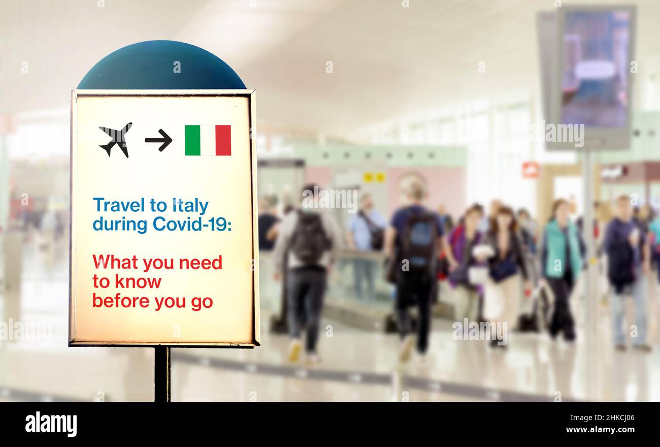 Ein Signal in einem Flughafen, das vor dem Flug nach Italien während der Pandemie von Covid-19 warnt. Sicherheitsmaßnahmen am Flughafen und Reiseauflösungen Stockfoto