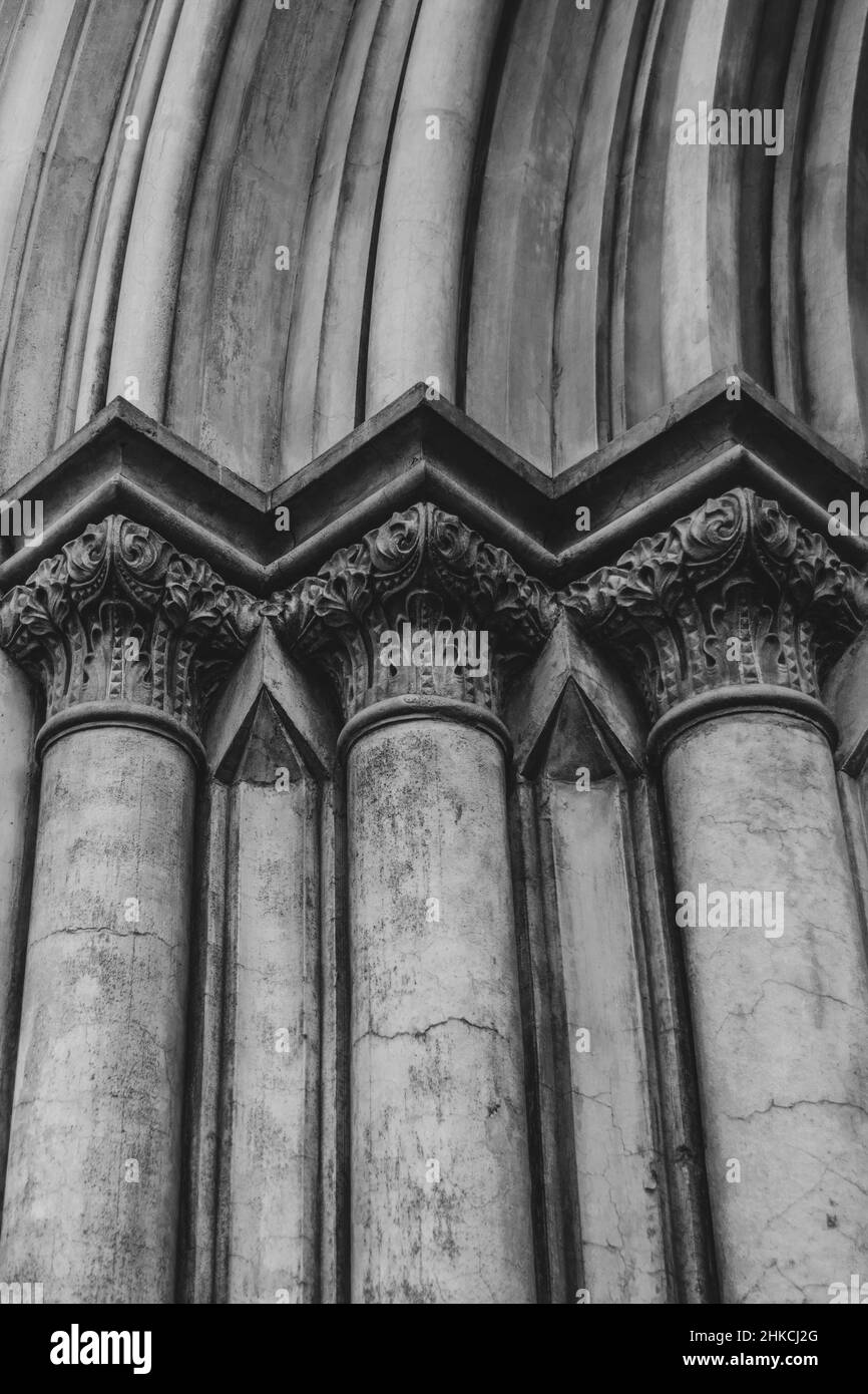 Schwarz-Weiß-Foto von drei Säulen. Stockfoto
