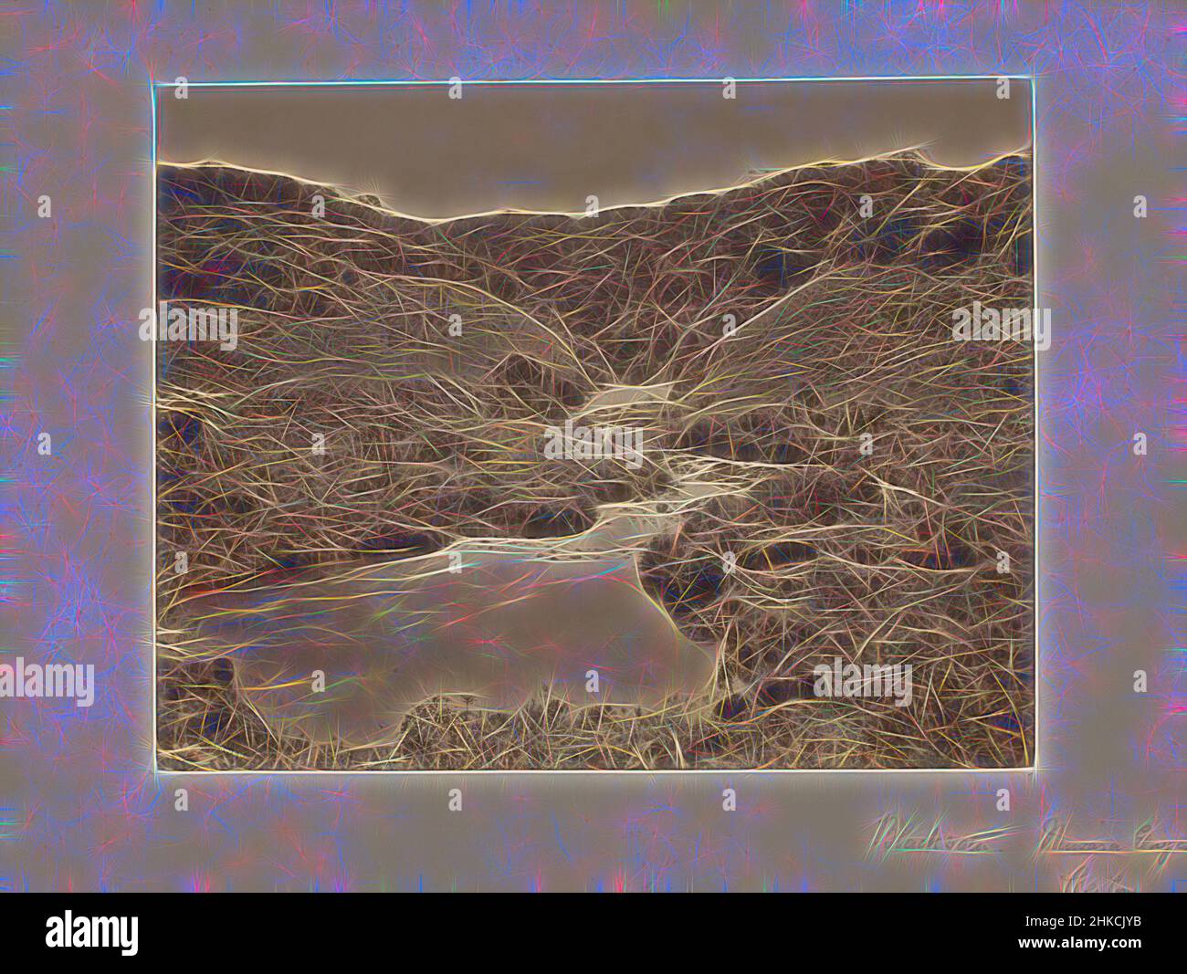 Inspiriert von Blackwater, Nuwara Eliya, Ceylon, Sri Lanka, Blick auf eine hügelige Landschaft mit einem ruhig fließenden Fluss und niedriger Vegetation. Nuwara Eliya ist eine Stadt im Zentrum von Sri Lanka. Diese Stadt in Ceylon wurde 1847 vom englischen Entdecker Samuel Baker (1821-1893) gegründet., c. 1875 - c. 1910, Albumendruck, neu erfunden von Artotop. Klassische Kunst neu erfunden mit einem modernen Twist. Design von warmen fröhlichen Leuchten der Helligkeit und Lichtstrahl Strahlkraft. Fotografie inspiriert von Surrealismus und Futurismus, umarmt dynamische Energie der modernen Technologie, Bewegung, Geschwindigkeit und Kultur zu revolutionieren Stockfoto