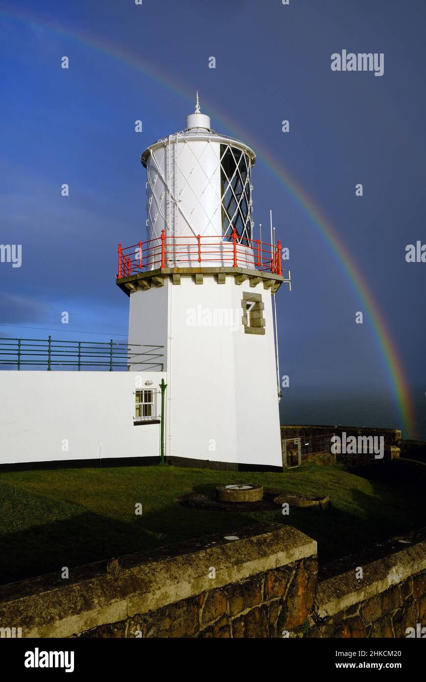 Regenbogen am Blackhead Lighthouse, Nordirland. Stockfoto