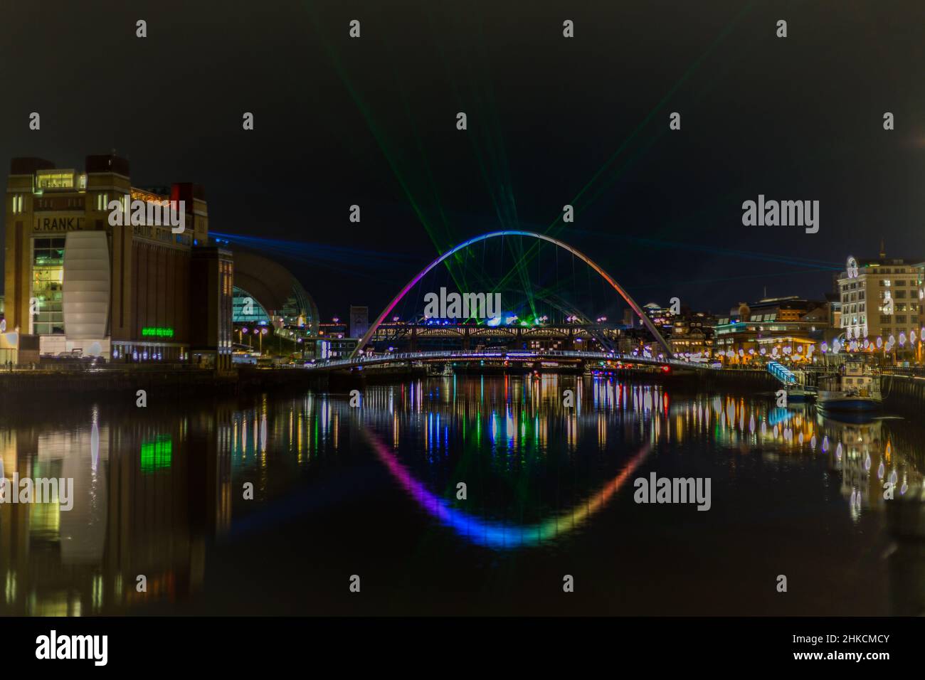 Um Silvester in Newcastle einzubringen, gab es eine Lasershow in der Stadt, bei der die Laserstrahlen im Fluss Tyne sichtbar waren Stockfoto