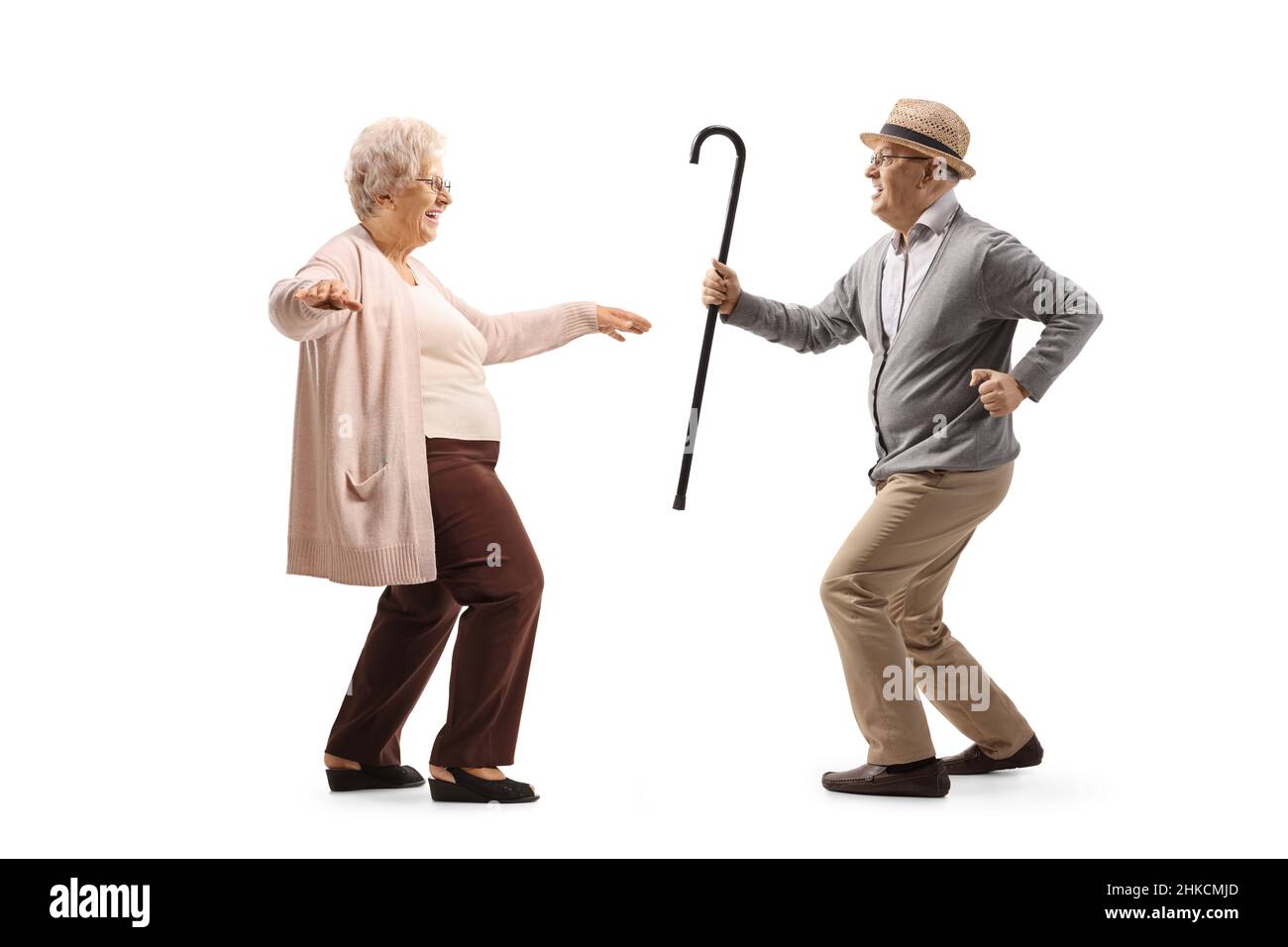Fröhlicher älterer Mann und Frau, die isoliert auf weißem Hintergrund tanzen Stockfoto