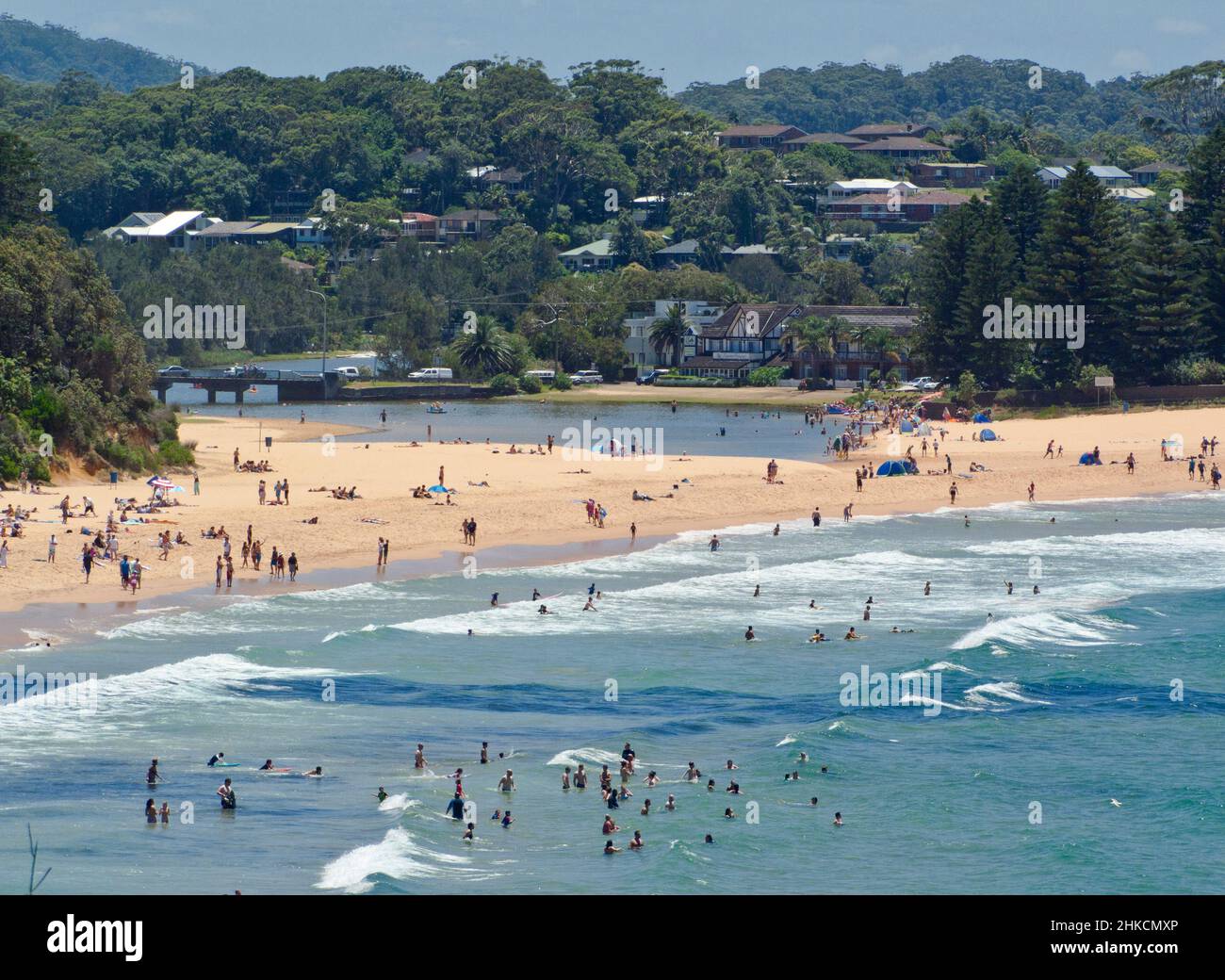 Blick auf den Strand und die Lagune des Badeortes Terrigal während der Sommerferien, an der Central Coast von New South Wales, Australien Stockfoto