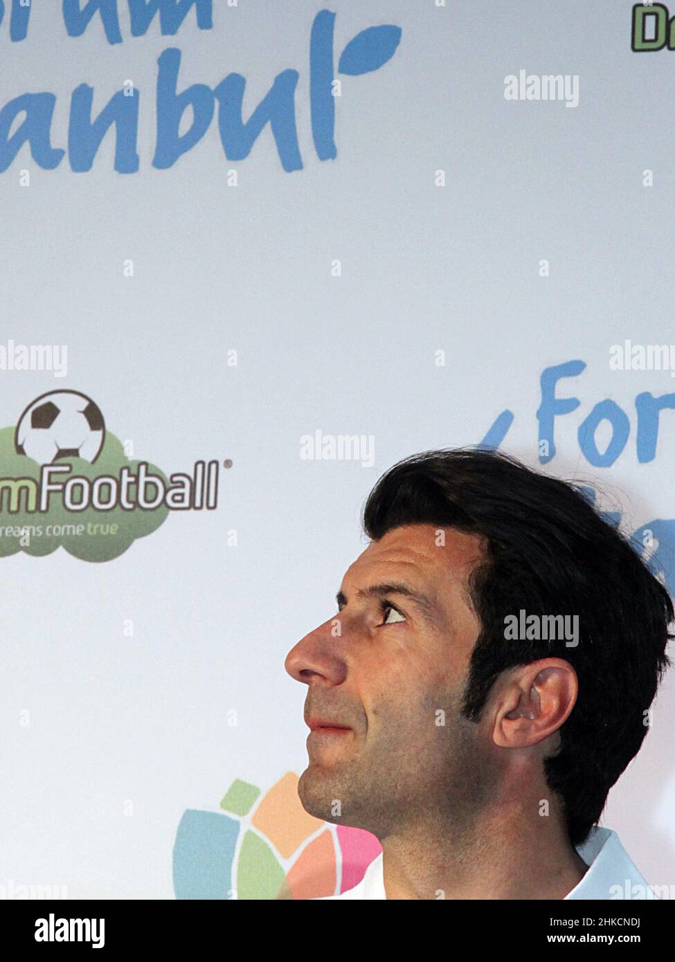 ISTANBUL, TÜRKEI - 3. FEBRUAR: Der berühmte portugiesische Fußballspieler Luis Figo porträtiert am 3. Februar 2012 in Istanbul, Türkei. Stockfoto