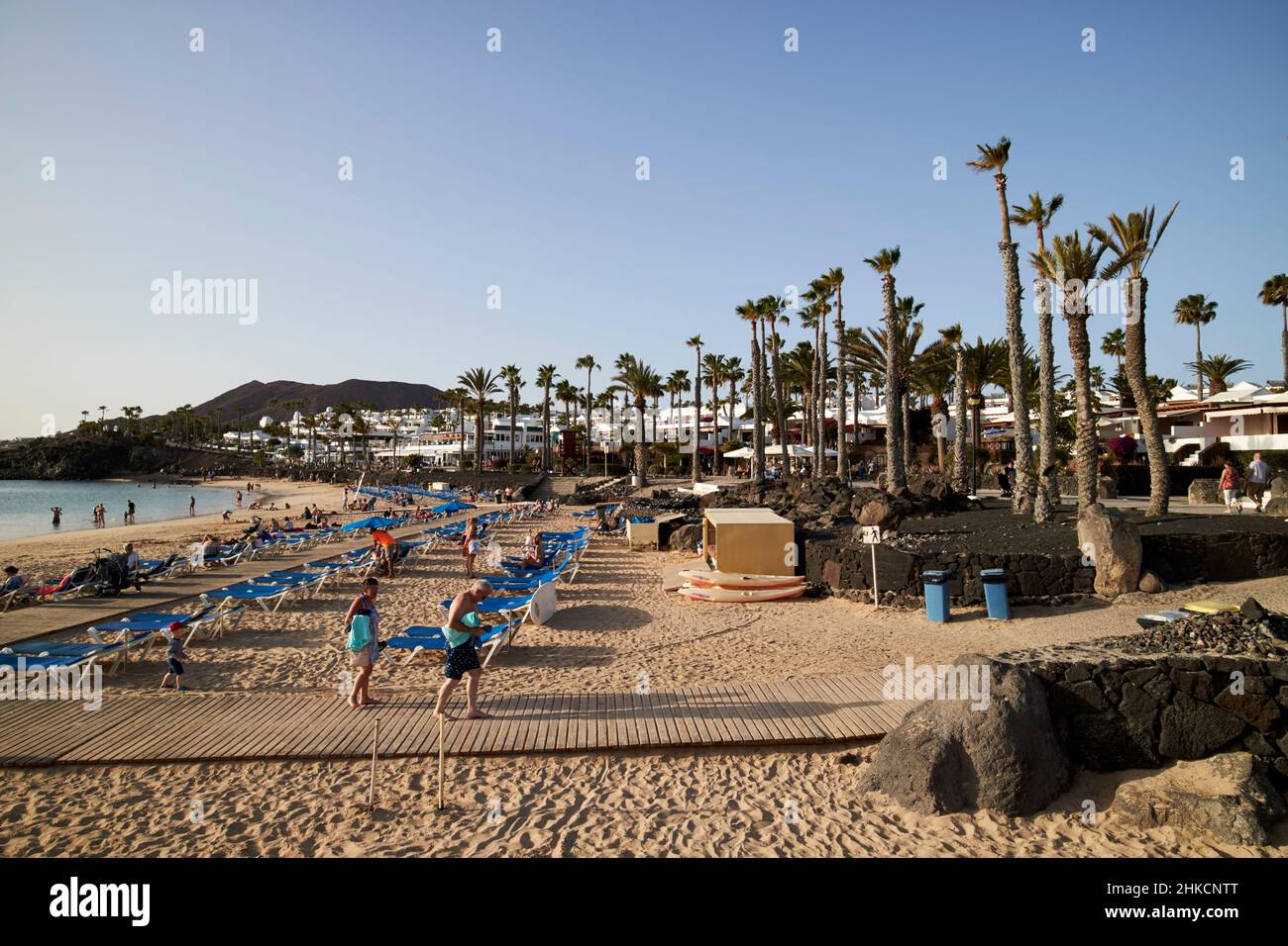 Sonnenliegen am Strand Winter Sonnenurlaub playa blanca Lanzarote Kanarische Inseln Spanien Stockfoto