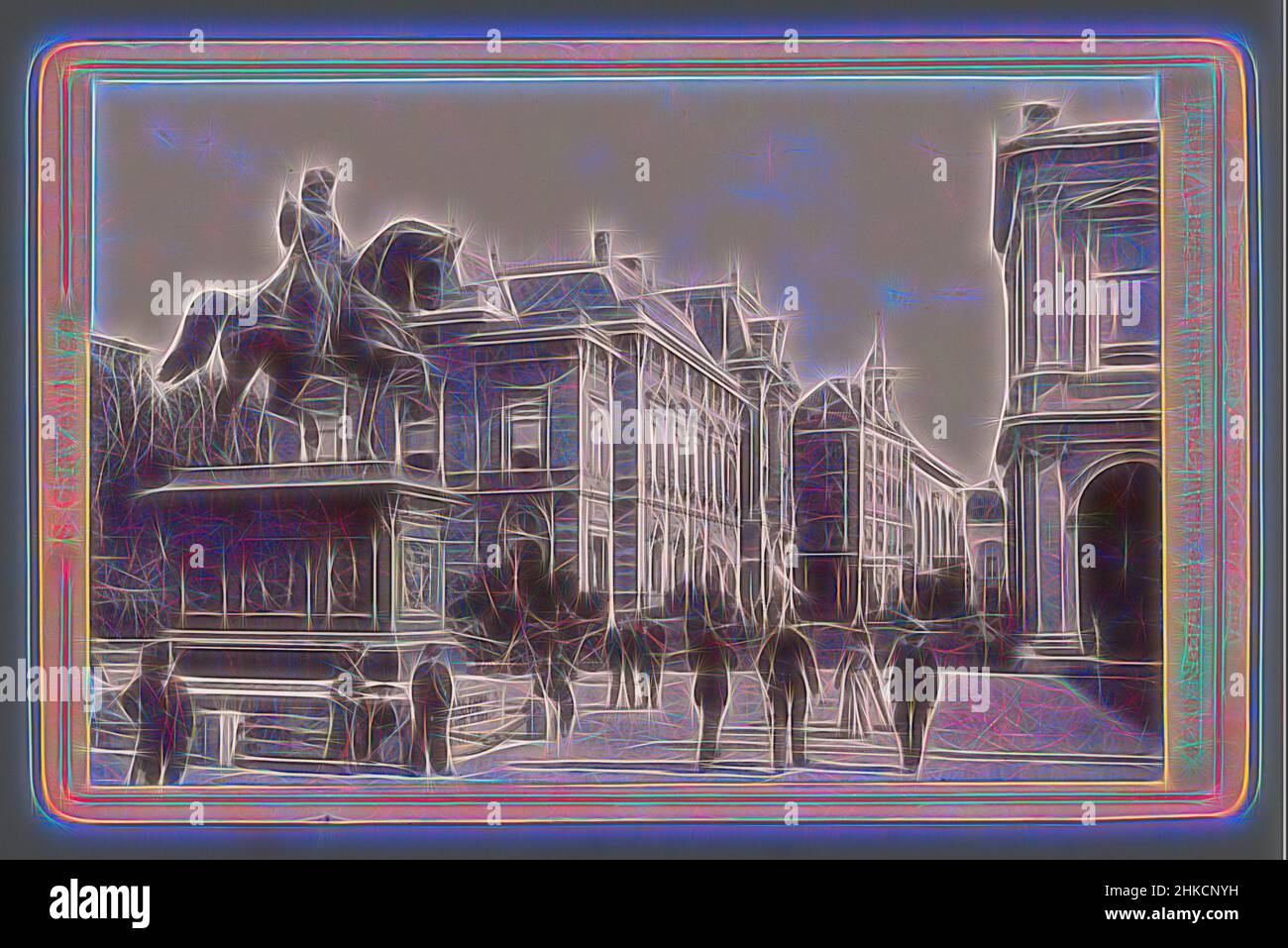 Inspiriert von Blick auf die Noordeinde in Den Haag mit der Reiterstatue von Prinz Wilhelm von Orange, Noordeinde und Reiterstatue von Prinz Wilhelm I.'s Gravenhage, Hersteller: Römmler & Jonas, Verlag: Römmler & Jonas, Hersteller: Noordeinde, Verlag: Dresden, 1893, Papier, Kollotyp, Höhe 96 mm, neu erfunden von Artotop. Klassische Kunst neu erfunden mit einem modernen Twist. Design von warmen fröhlichen Leuchten der Helligkeit und Lichtstrahl Strahlkraft. Fotografie inspiriert von Surrealismus und Futurismus, umarmt dynamische Energie der modernen Technologie, Bewegung, Geschwindigkeit und Kultur zu revolutionieren Stockfoto