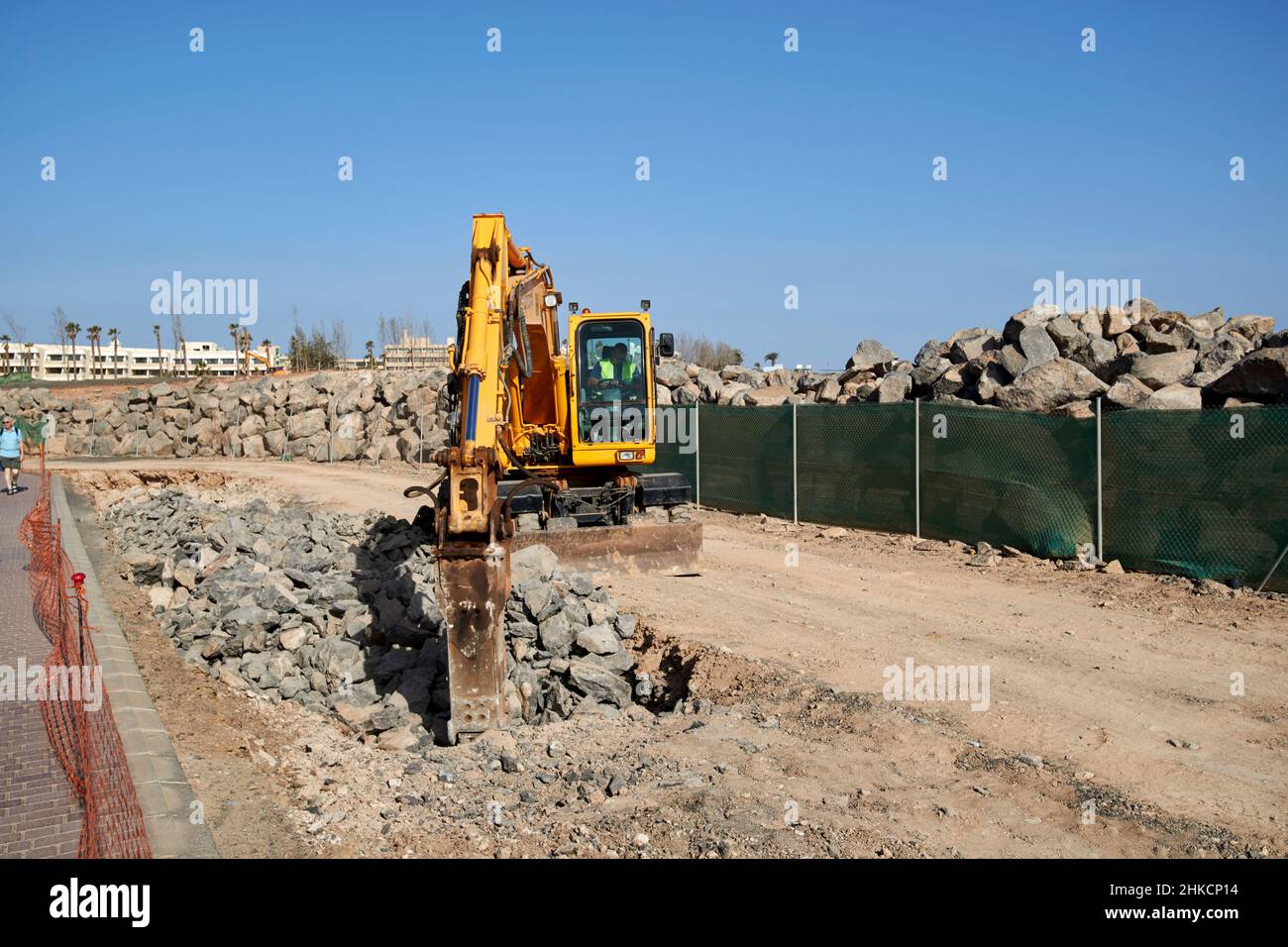 Mechanischer Bagger zerbricht hartes Vulkangestein für Neuentwicklung playa blanca Lanzarote Kanarische Inseln Spanien Stockfoto