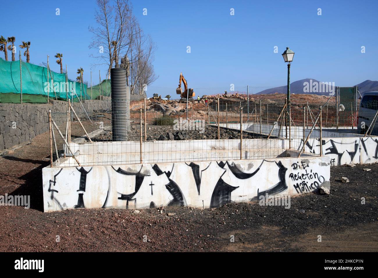 Graffiti auf dem Fundament für Neuentwicklung playa blanca Lanzarote Kanarische Inseln Spanien Stockfoto