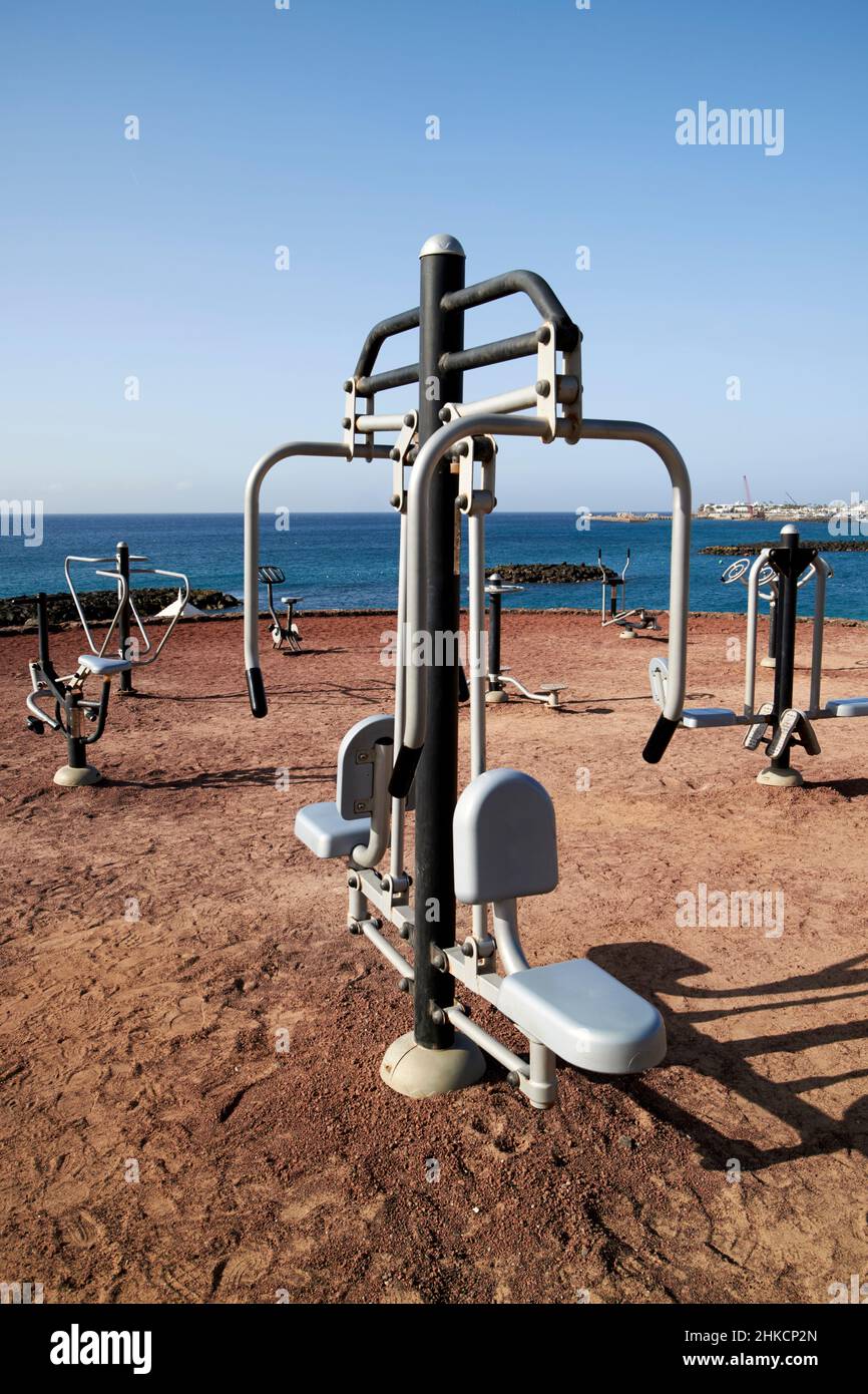 Open-Air-Fitnessgeräte mit öffentlichem Zugang playa blanca Lanzarote Kanarische Inseln Spanien Stockfoto