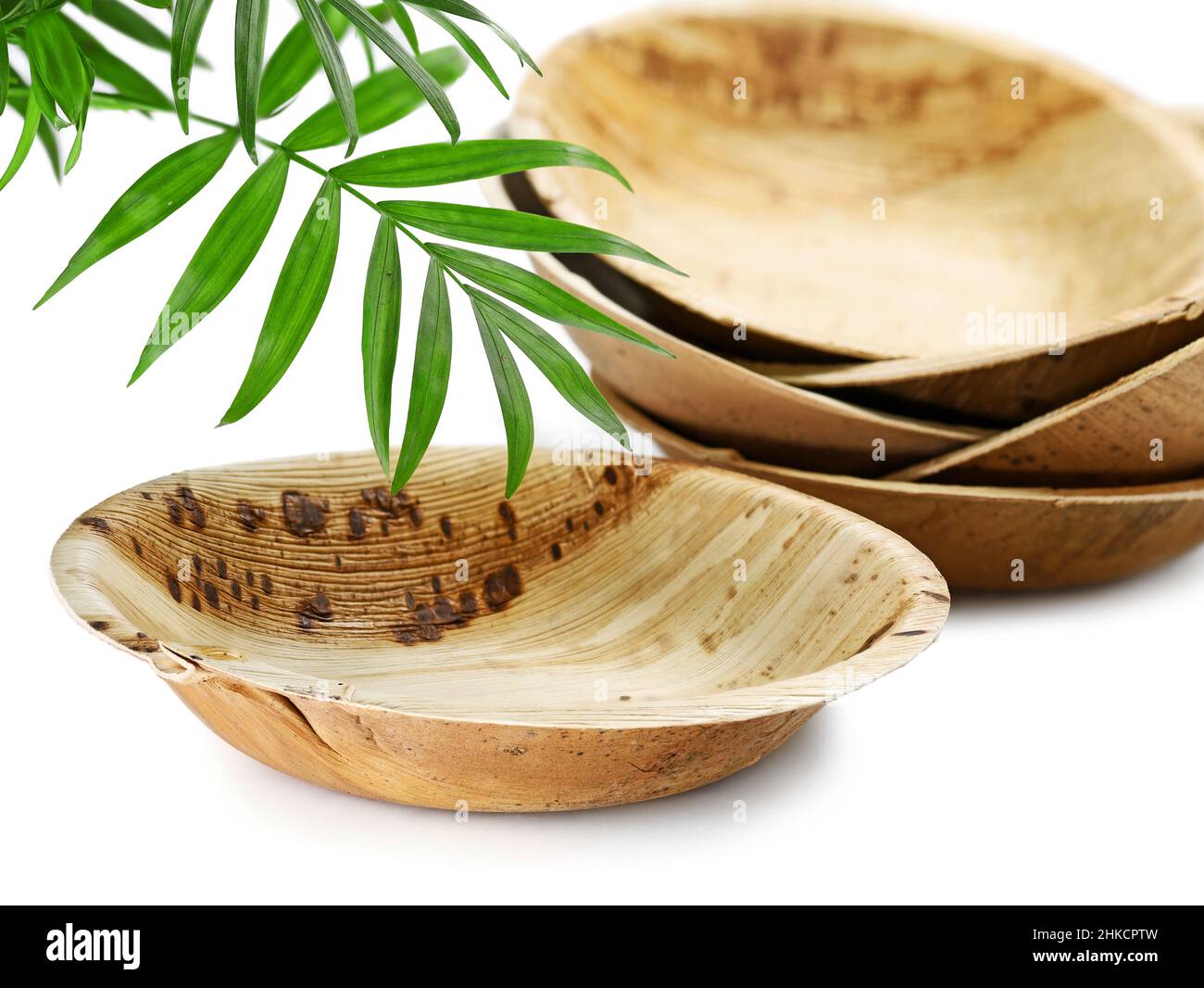 Umweltfreundliche Schale aus Areca-Palmblatt auf weißem Hintergrund, umweltfreundliche Teller aus Palmenabfall Stockfoto