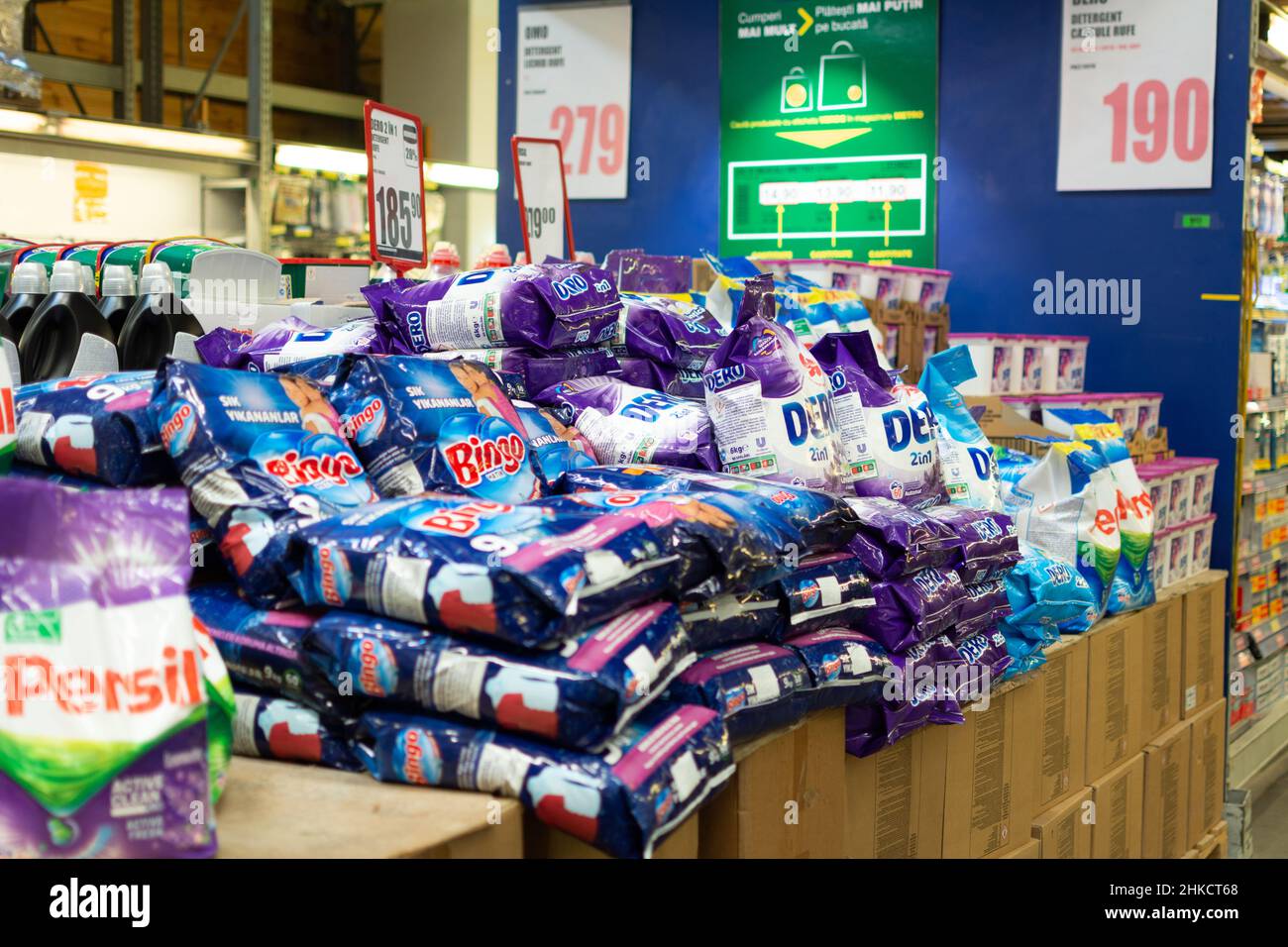 Chisinau, Moldawien - 23. Januar 2022: Waschpulver im Ladenregal Metro Cash Carry verschiedener Marken: Dero, persil, Bingo. Stockfoto