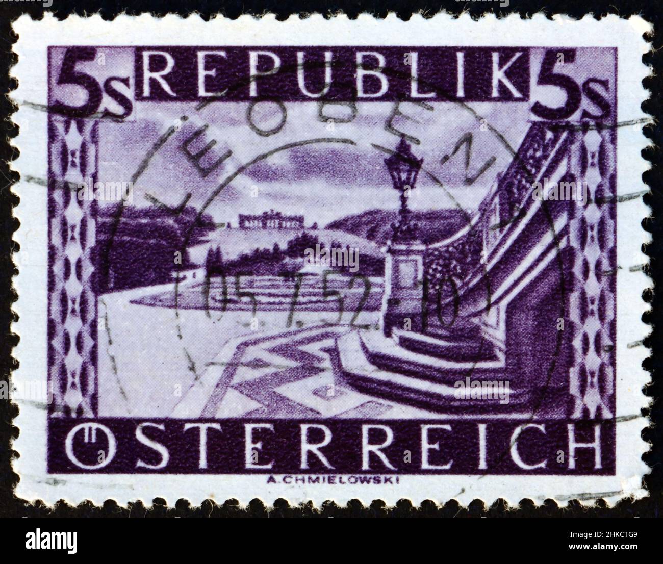 ÖSTERREICH - UM 1948: Eine in Österreich gedruckte Briefmarke zeigt, dass Schloss Schönbrunn die wichtigste Sommerresidenz der Habsburger Herrscher war und sich in Hietzing, VI., befand Stockfoto