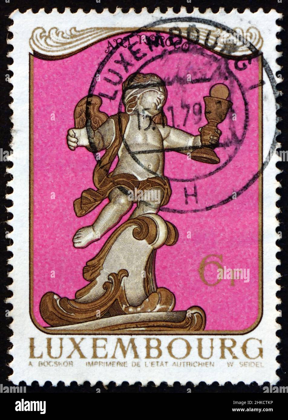 LUXEMBURG - UM 1979: Eine in Luxemburg gedruckte Briefmarke zeigt Engel mit Kelch, Skulptur von Barthelemy Namur, Rokoko-Kunst, um 1979 Stockfoto