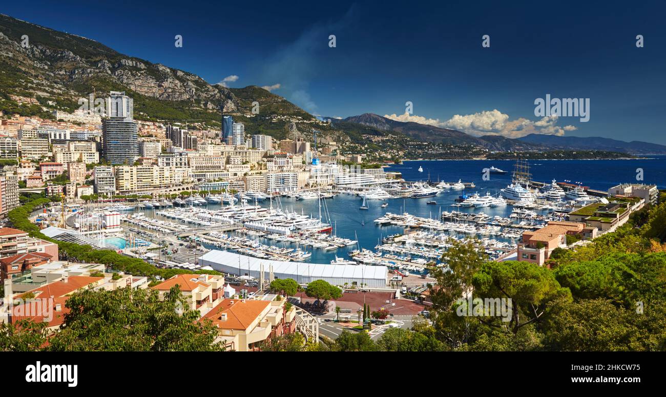 Luftaufnahme des Hafens Hercules in Monaco - Monte-Carlo an sonnigen Tagen liegen viele Yachten und Boote in der Marina, im mittelmeer Stockfoto