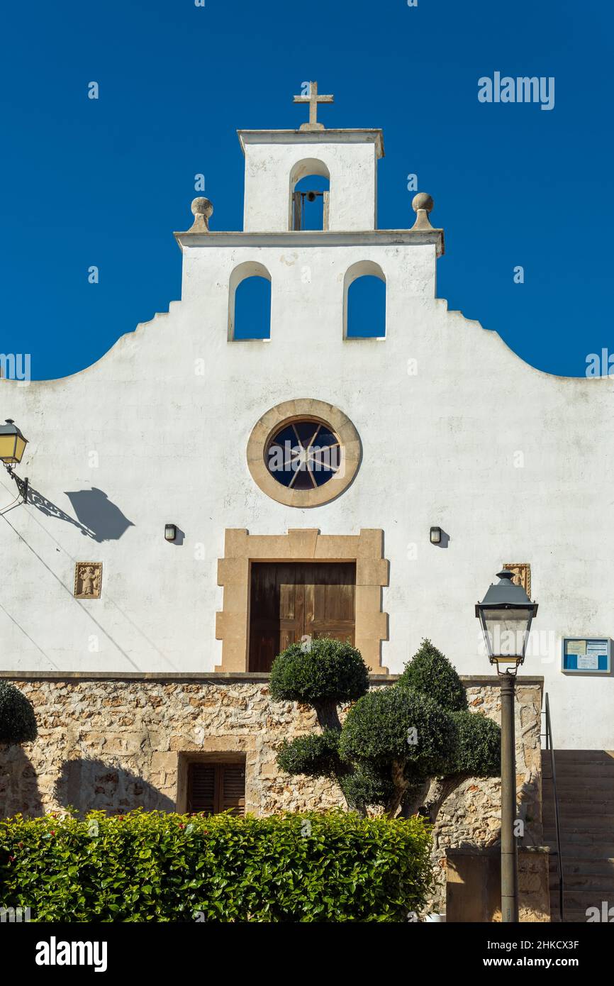 Allgemeine Ansicht der katholischen Pfarrkirche in der mallorquinischen Stadt Portopetro, an einem sonnigen Tag. Spanien Stockfoto