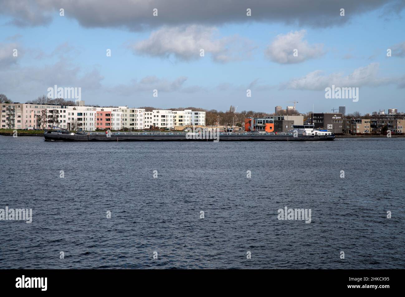 Schiff, das am Fluss IJ in Amsterdam, Niederlande, vorbeifährt 2-2-2022 Stockfoto