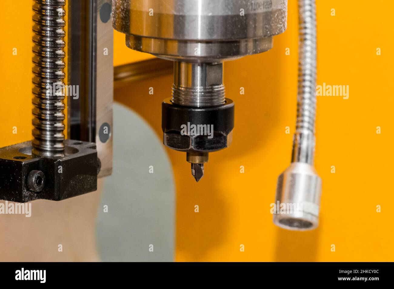 Bohrwerkzeug und Bohrprozessausrüstung Fräsmaschine für Metallarbeiten mit Stahl in einer Industrieanlage, Nahaufnahme. Stockfoto