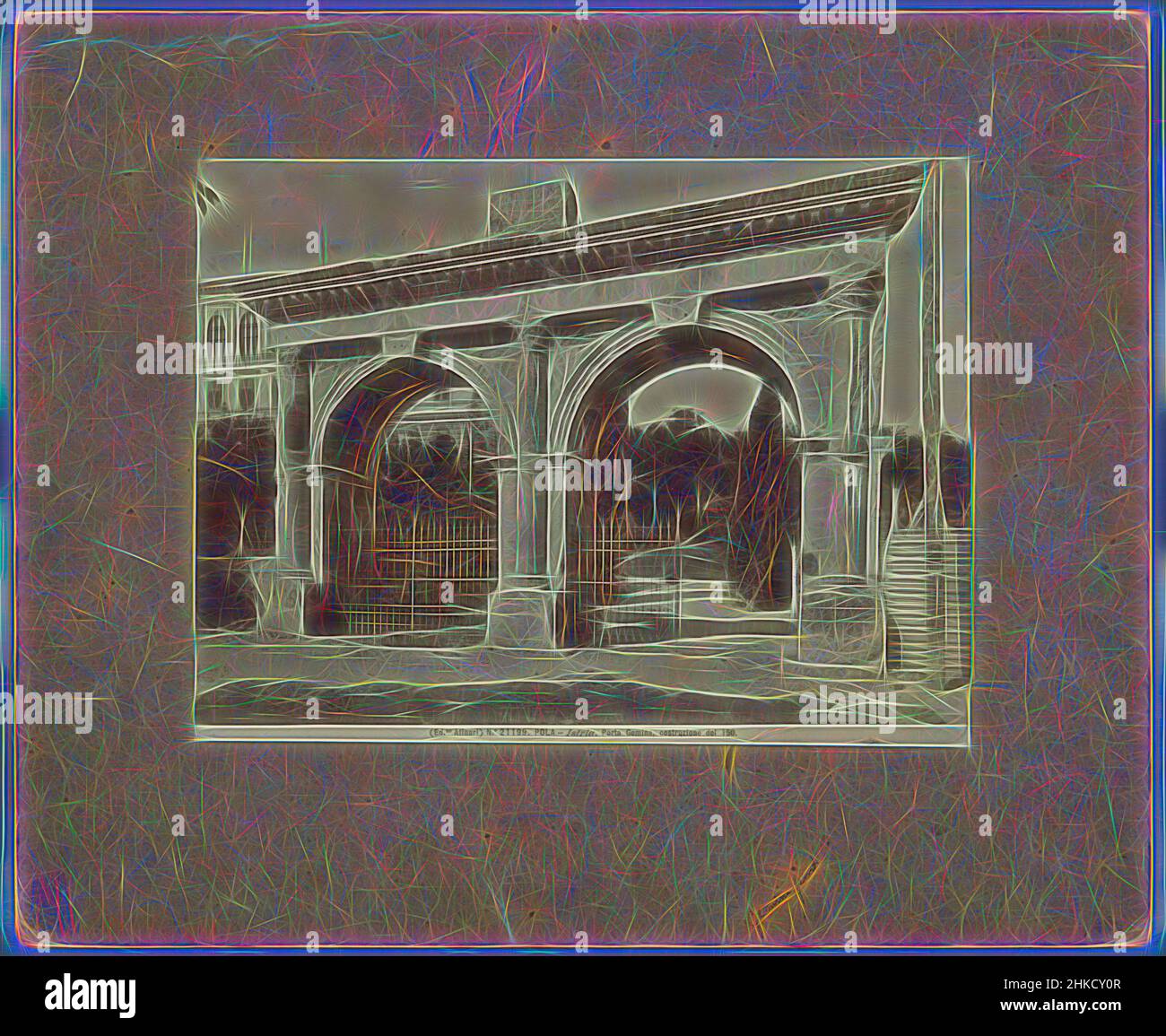 Inspiriert vom römischen Tor in Pula, POLA - Istrien. Porta Gemina, costruzione dei 150., Alinari, Pula, 1875 - 1900, Albumenprint, Höhe 193 mm × Breite 254 mm, neu gestaltet von Artotop. Klassische Kunst neu erfunden mit einem modernen Twist. Design von warmen fröhlichen Leuchten der Helligkeit und Lichtstrahl Strahlkraft. Fotografie inspiriert von Surrealismus und Futurismus, umarmt dynamische Energie der modernen Technologie, Bewegung, Geschwindigkeit und Kultur zu revolutionieren Stockfoto