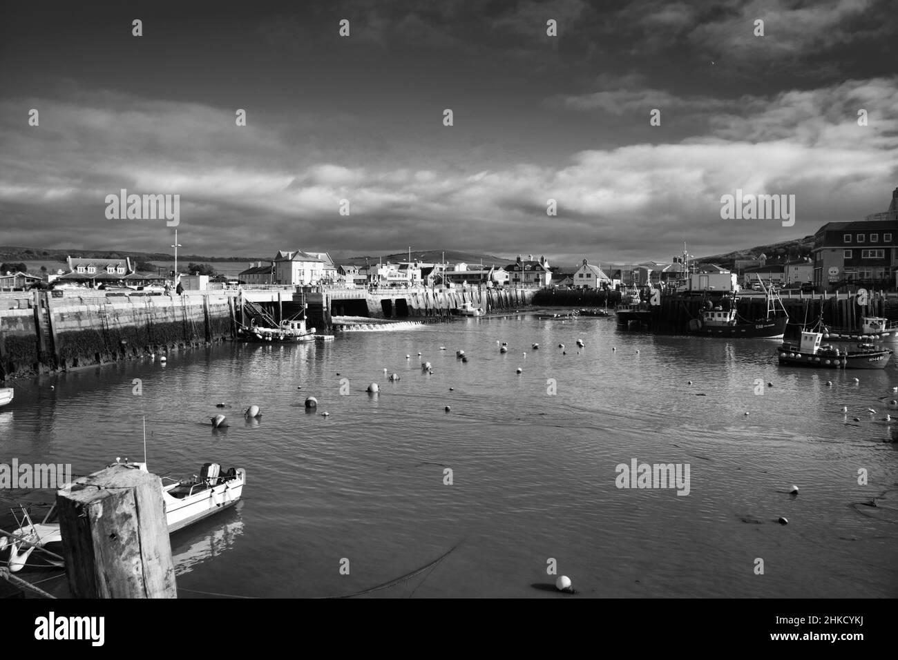 West Bay Harbour ist ein schöner kleiner Fischerhafen in Dorset an der Jurassic Küste Stockfoto