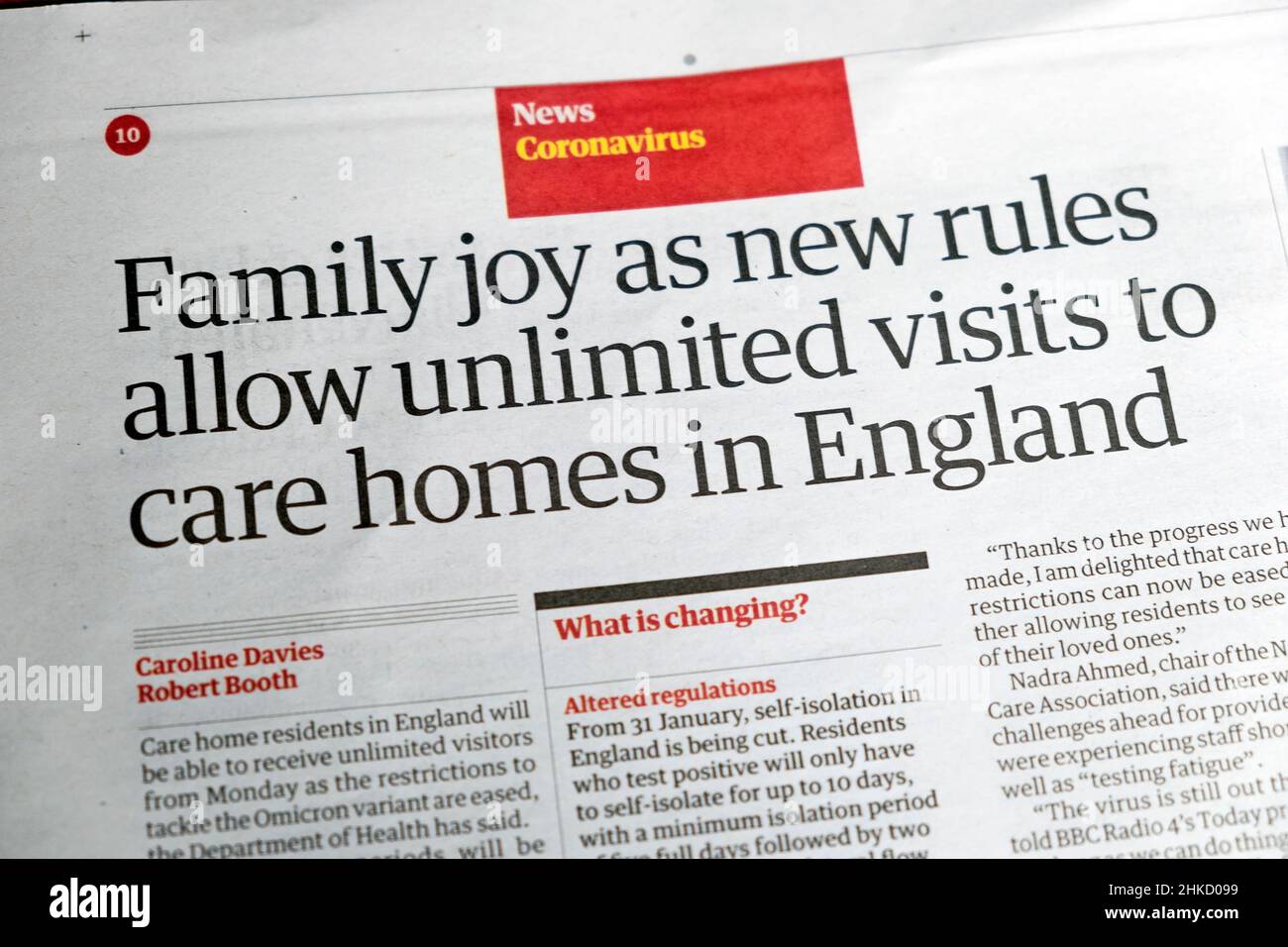 „Familienfreude, da neue Regeln unbegrenzte Besuche in Pflegeheimen in England ermöglichen“ Headline-Artikel der Guardian Coronavirus-Zeitung vom 27. Januar 2022 Großbritannien Stockfoto