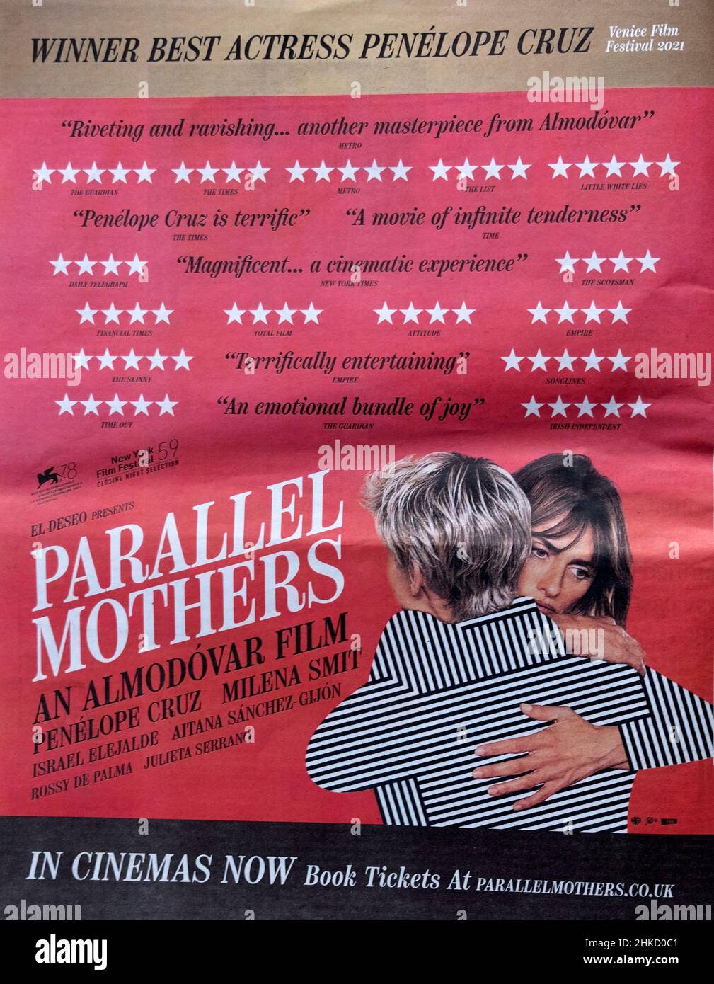 Werbung für Pedro Almodovar Film Parallel Mothers mit weiblichen Schauspielerinnen Penelope Cruz und Milena Smit in der britischen Zeitung Stockfoto