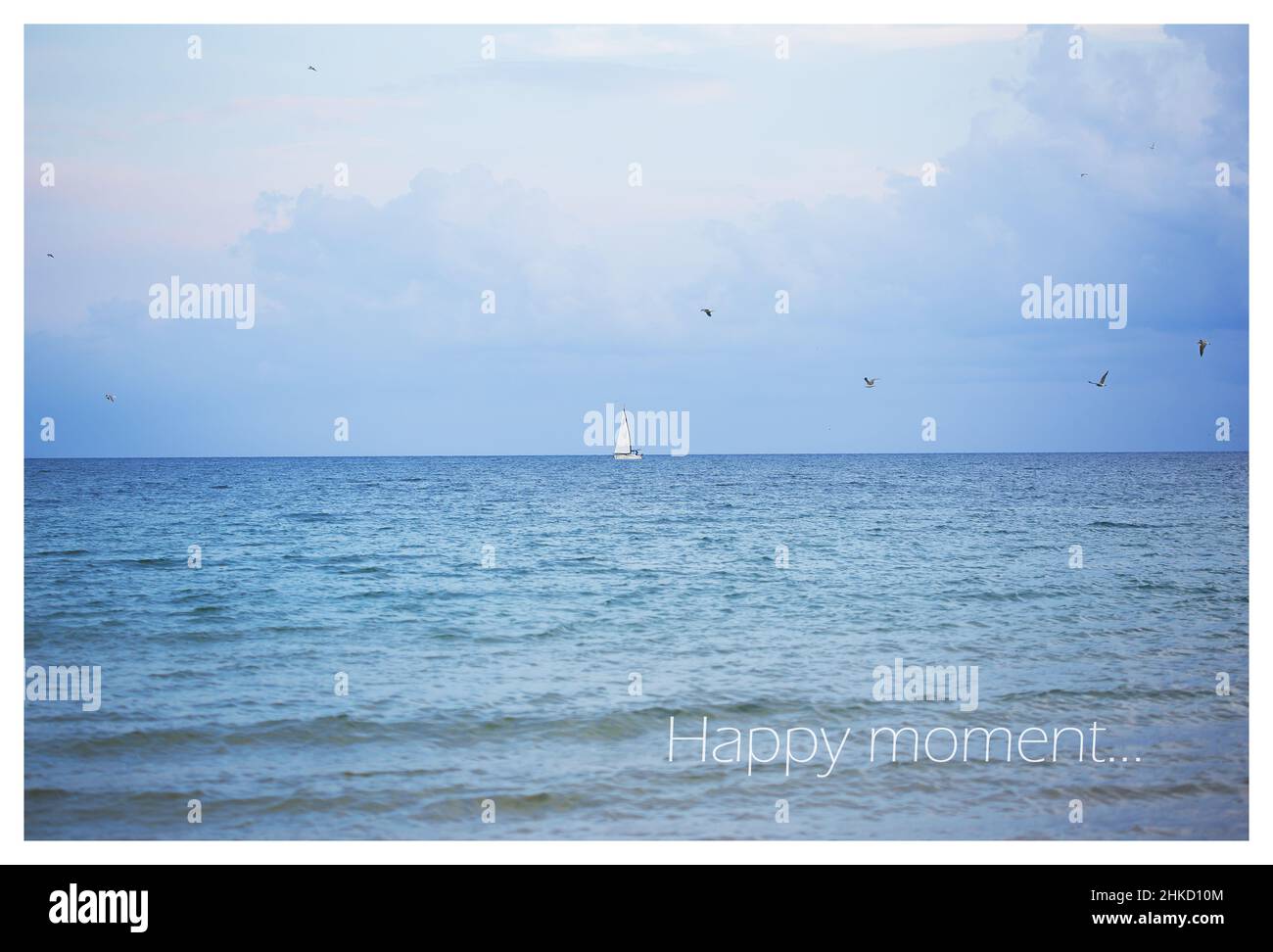 Schönes Meer und Sandstrände von Bulgarien, nessebar-Inschrift glücklicher Moment. Stockfoto