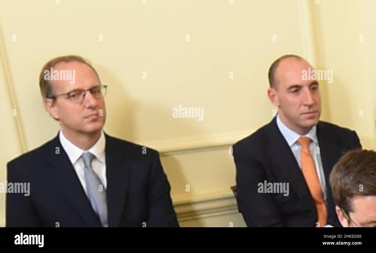 Aktenfoto vom 17/09/21 von (hinten, von links nach rechts) Martin Reynolds, dem wichtigsten Privatsekretär des Premierministers (links) und Dan Rosenfield, dem Stabschef des Premierministers (rechts), der an einer Kabinettssitzung in der Downing Street in London 10 teilnahm, berichten zufolge beide von ihrem Rücktritt. Ausgabedatum: Donnerstag, 3. Februar 2022. Stockfoto