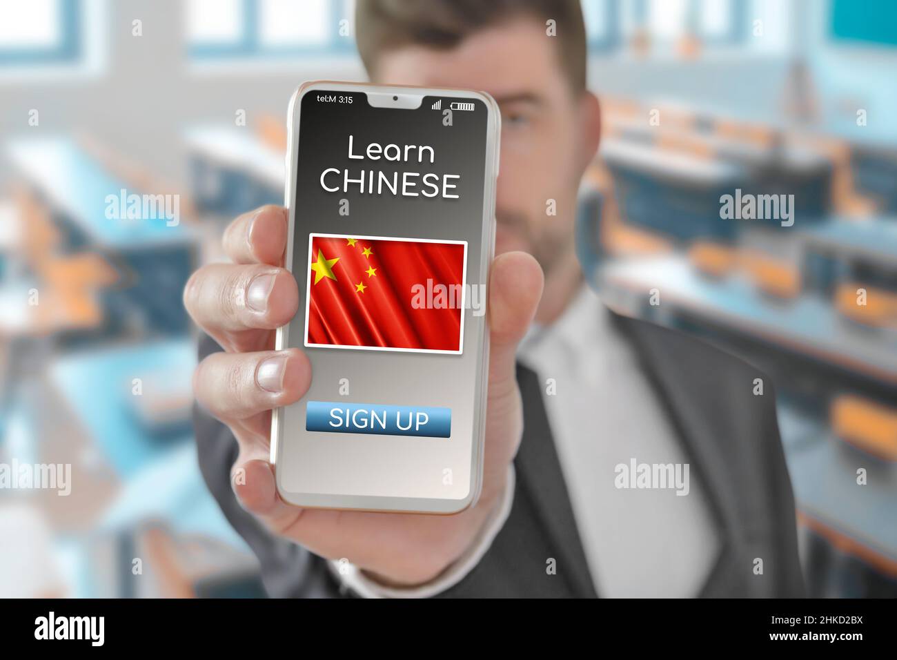 Online-Konzept Lernen Sie die chinesische Sprache mit einer Person, die E-Learning-App auf dem Mobiltelefon mit der Flagge Chinas zeigt Stockfoto