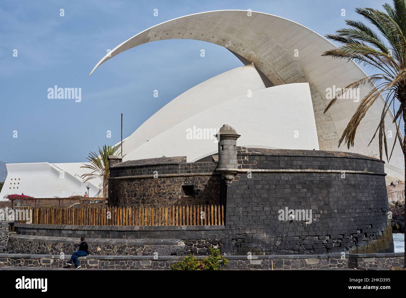 Konzerthalle Auditorio de Tenerife, vorne das Castillo de San Juan Bautista, Santa Cruz de Tenerifa, Teneriffa, Kanarische Inseln, Spanien Stockfoto