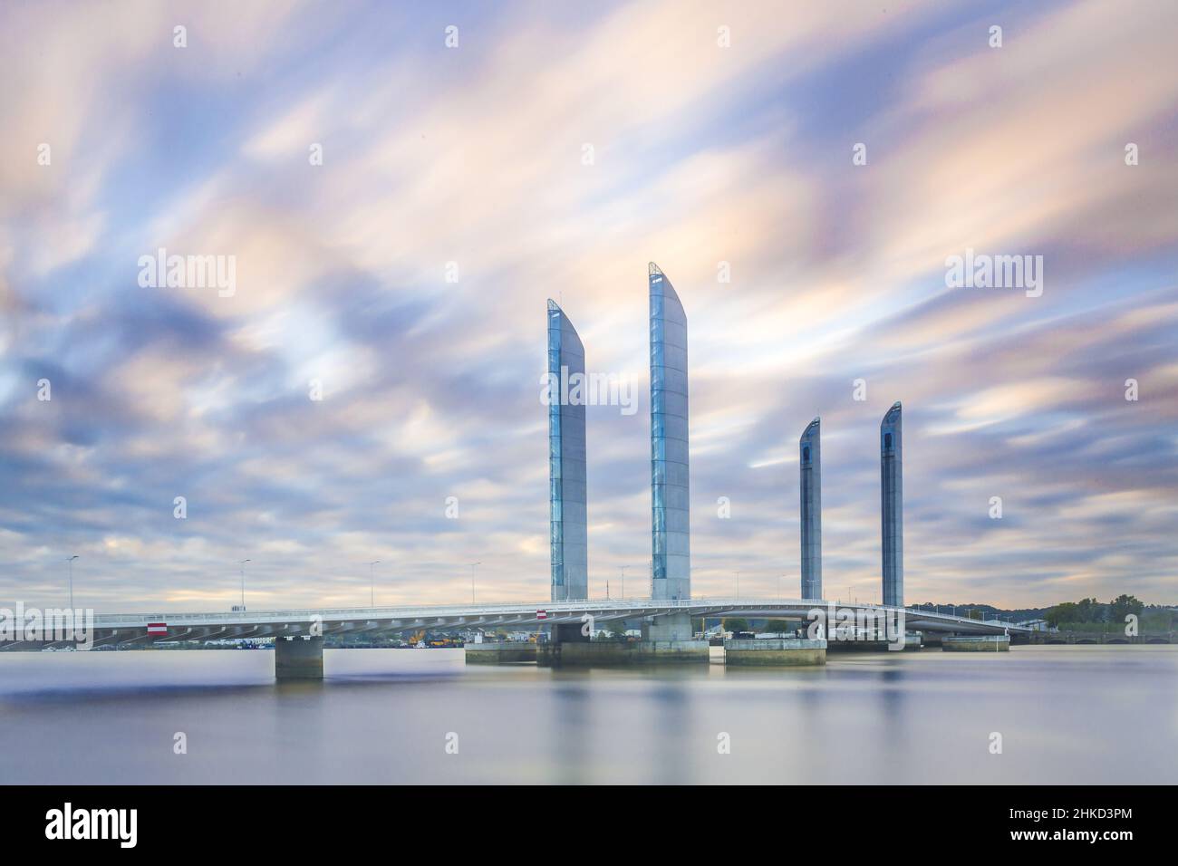 FRANKREICH. GIRONDE (33), BORDEAUX. DIE NEUE CHABAN-DELMAS BRÜCKE BEI SONNENAUFGANG. Stockfoto