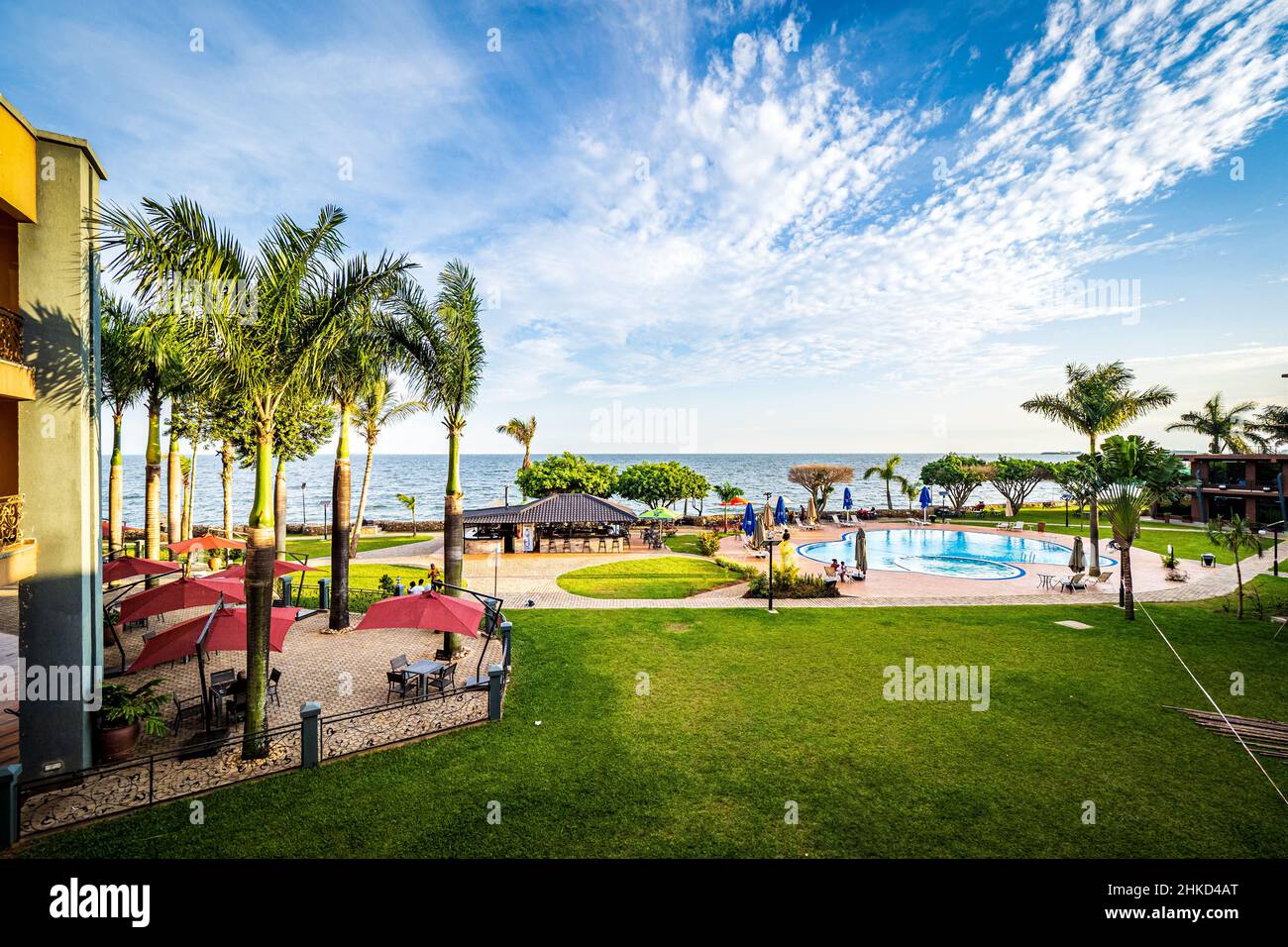 Blick auf den Pool eines gehobenen Hotelresort-Resorts am Ufer des Viktoriasees, Entebbe, Uganda Stockfoto