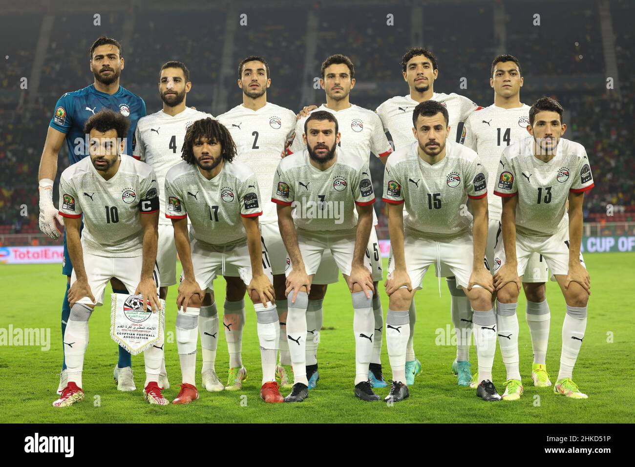 KAMERUN, Yaounde, 03. Februar 2022 - Nationalmannschaft Ägyptens posiert für Teamfoto, von links oben Gabaski, Amr El Solia, Mohamed Abdelmonem, Omar Marmoush, Hamdi Fathi, Mostafa Mohamed, von links unten: Mohamed Salah, Mohamed Elneny, Omar Kamal, Mahmoud Hamdi, Ahmed El Fotouh während des Halbfinalspiels zwischen Kamerun und Ägypten im Stade d'Olembe, Yaounde, Kamerun, 03/02/2022/ Photo by SF Credit: Sebo47/Alamy Live News Stockfoto