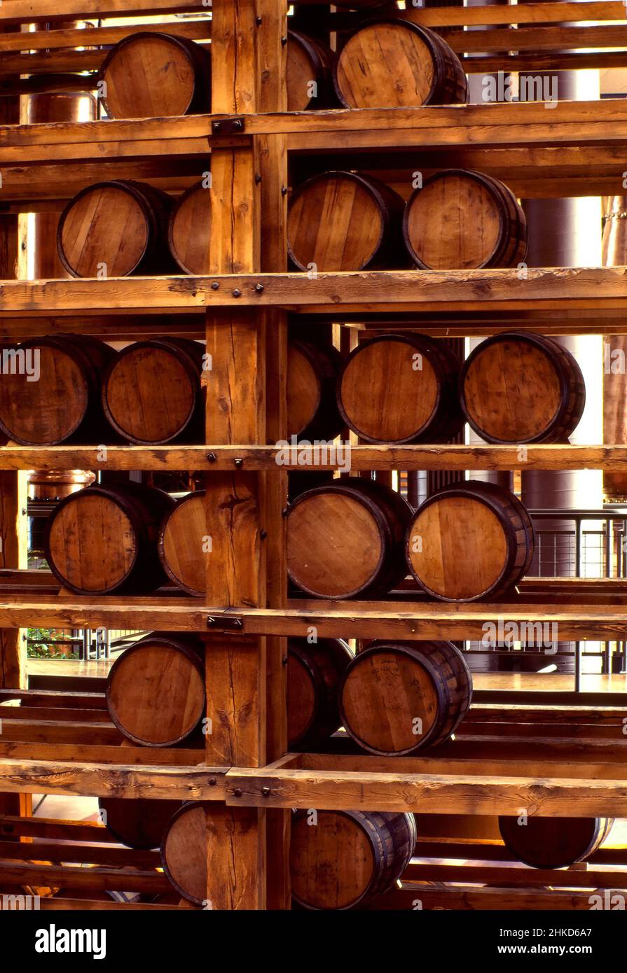 Holzfässer im Lagerhaus der Destillerie. Ontario, Kanada Stockfoto