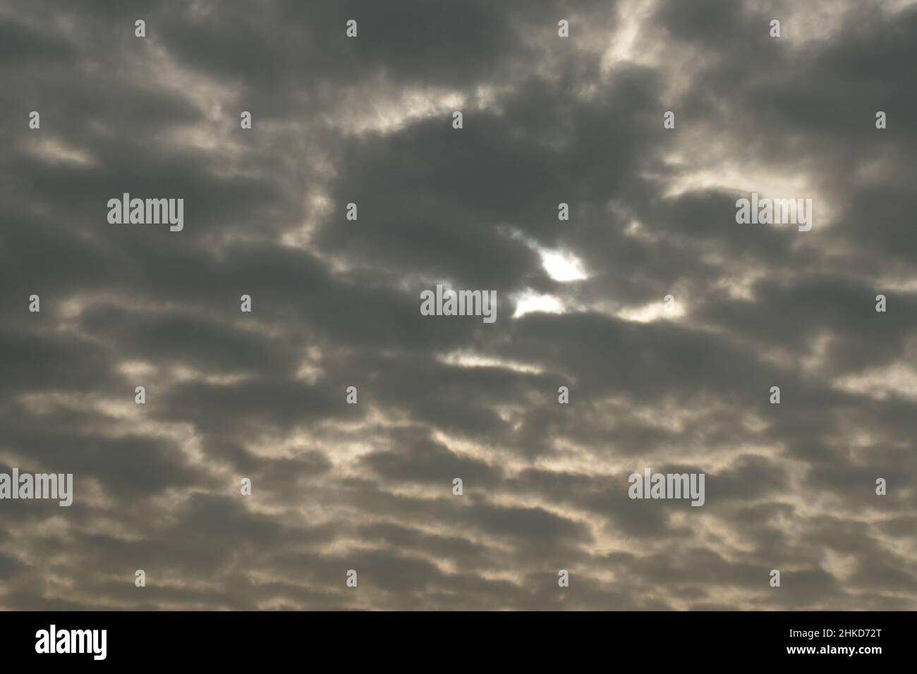 Stark bewölkter grauer Himmel an einem regnerischen Tag in den Niederlanden, Europa. Stockfoto