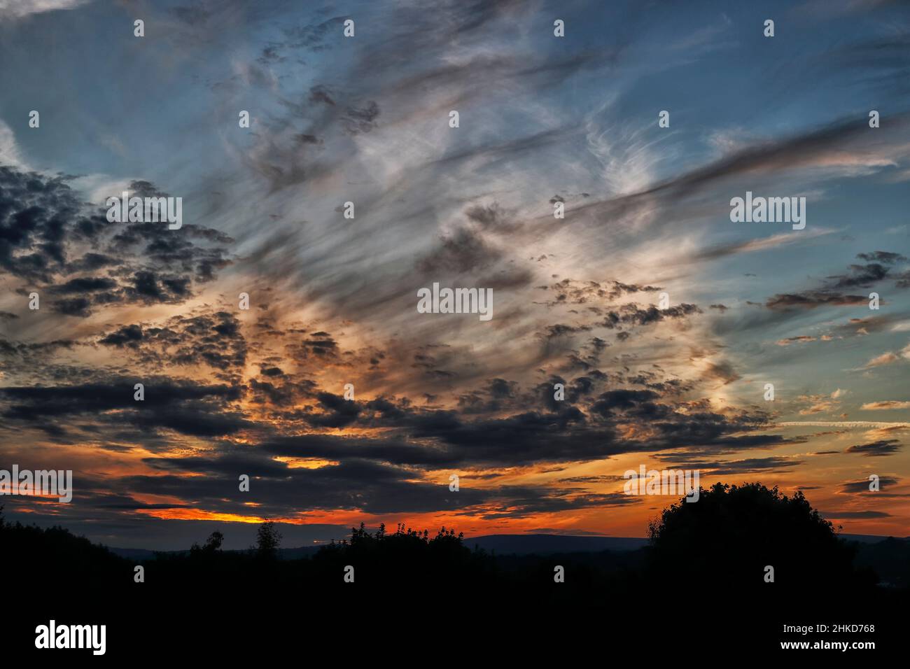 Dunkle Wolken bei Sonnenuntergang, wenn sich ein Sturm über dem Horizont entwickelt. Stockfoto
