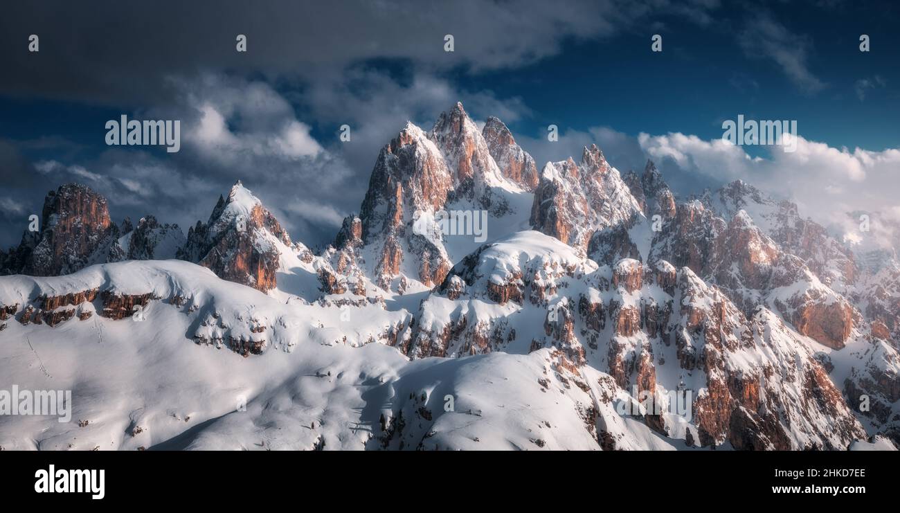 Wunderschöne Berggipfel im Winter bei Sonnenuntergang im Schnee Stockfoto